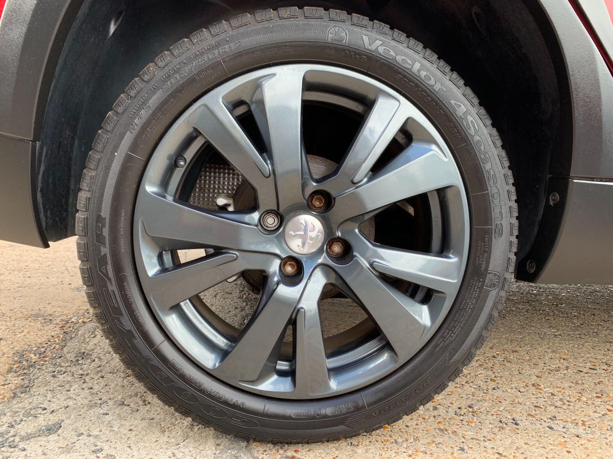 Peugeot 2008 view 45
