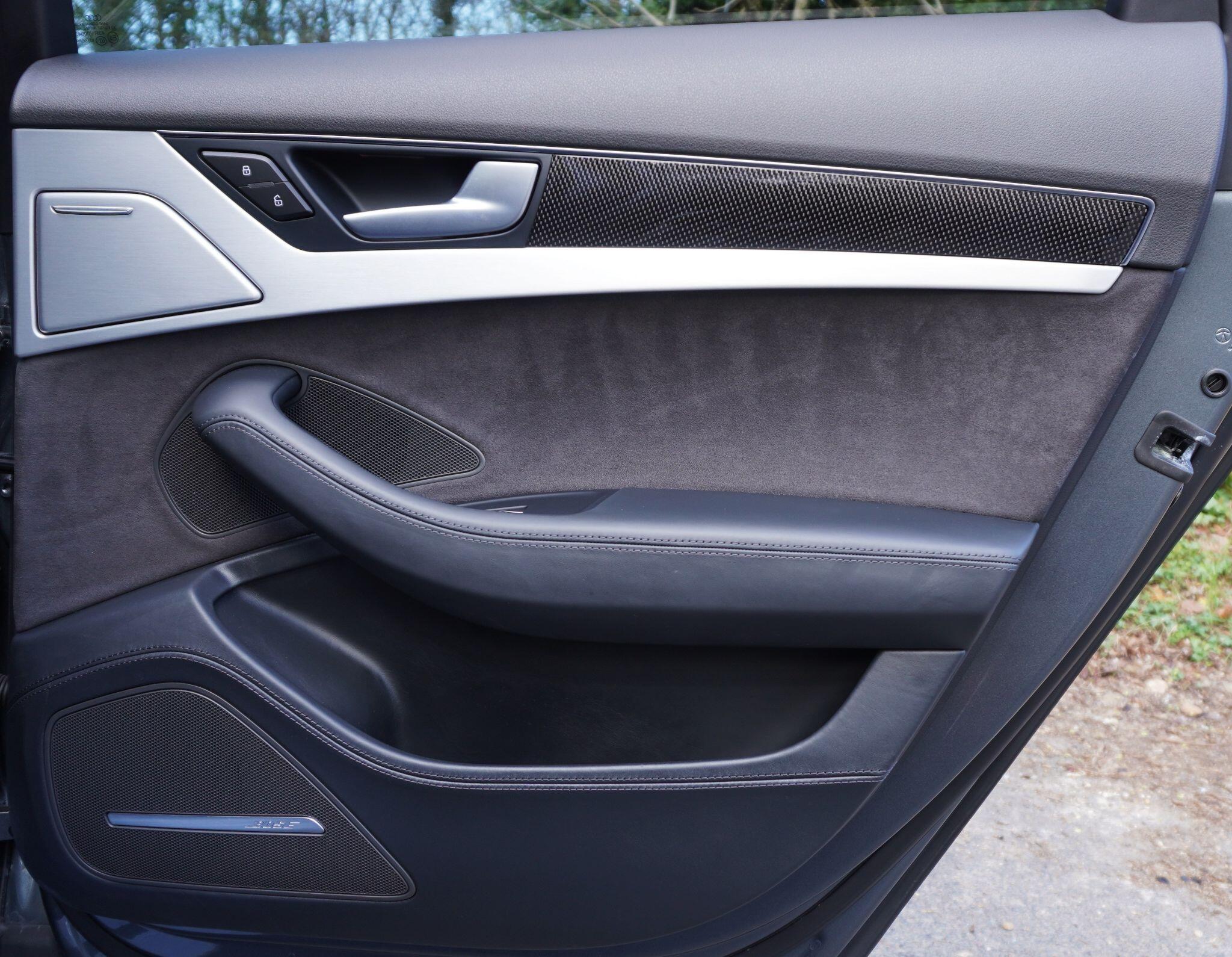 Audi S8 view 45