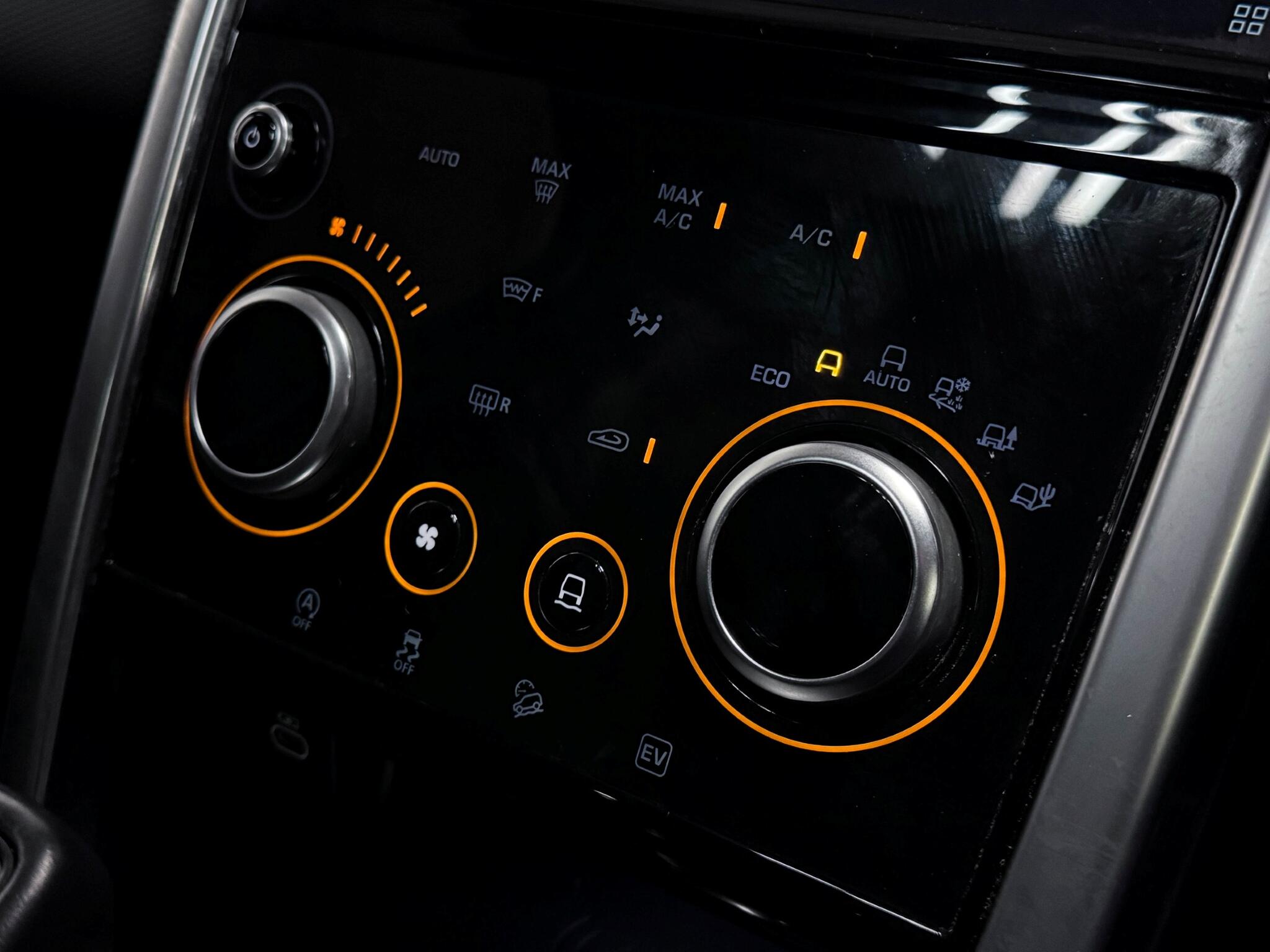 Land Rover Discovery Sport view 40