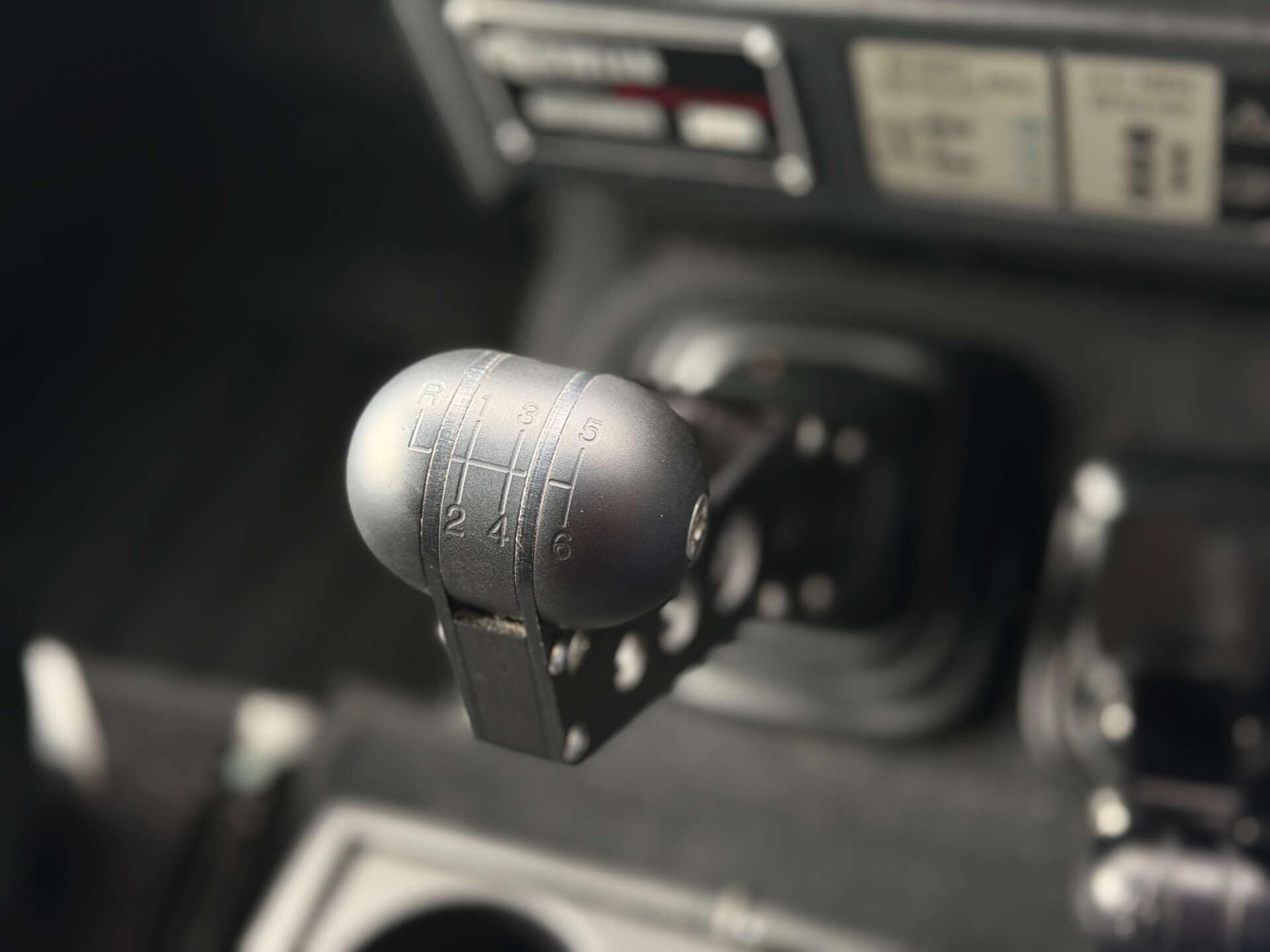 Land Rover Defender 110 view 38