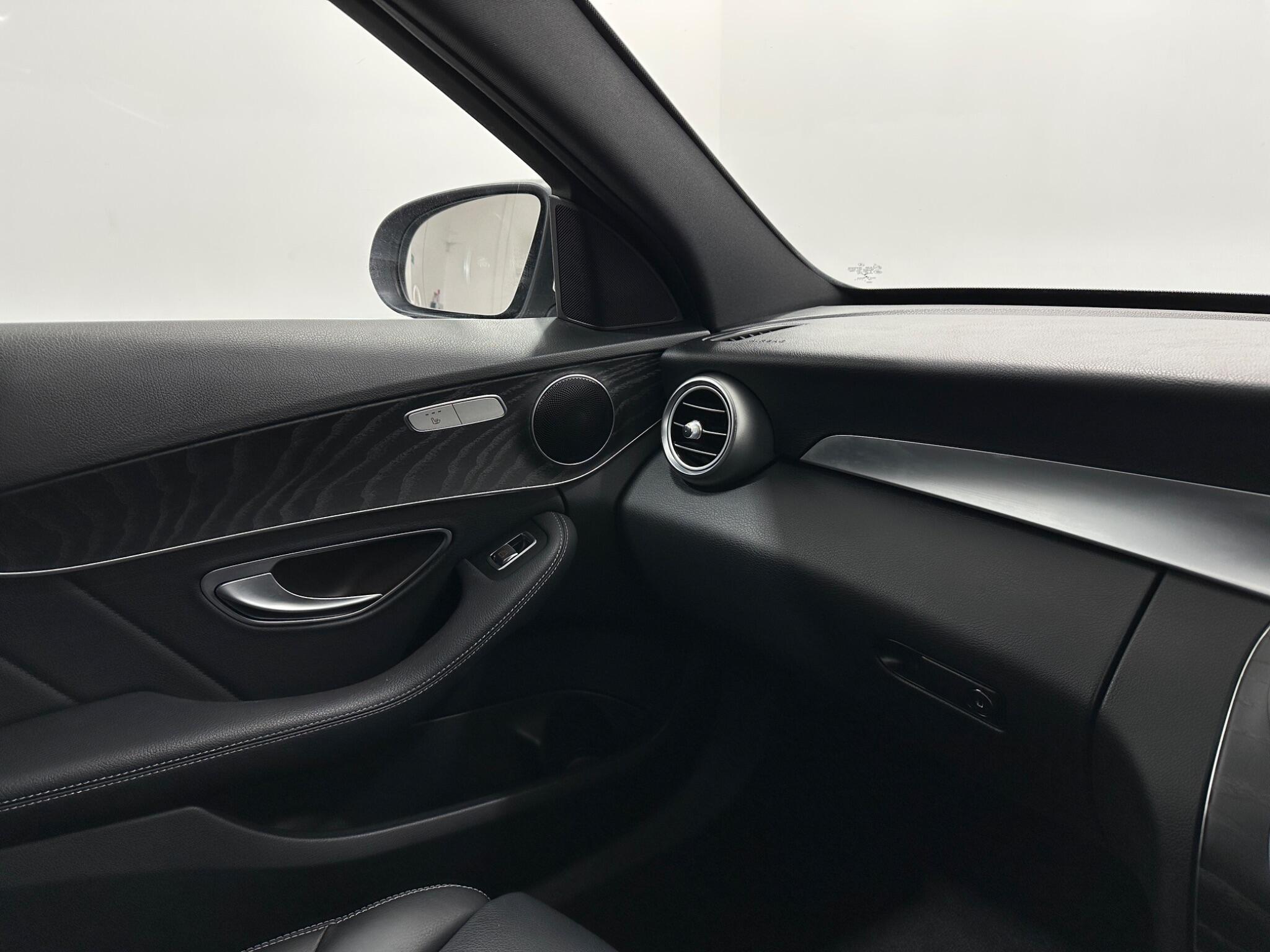 Mercedes-Benz C-Class view 27