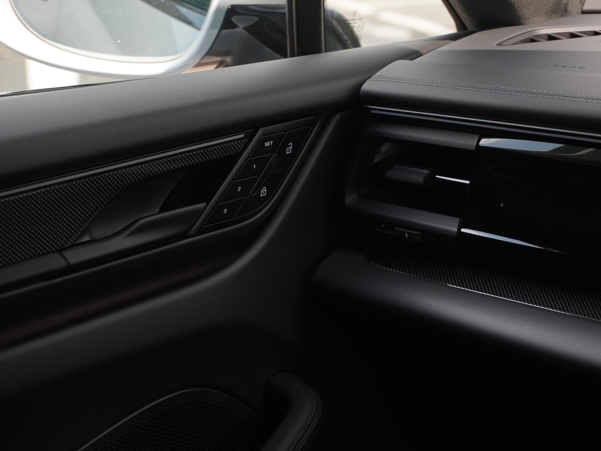 Porsche Macan view 35