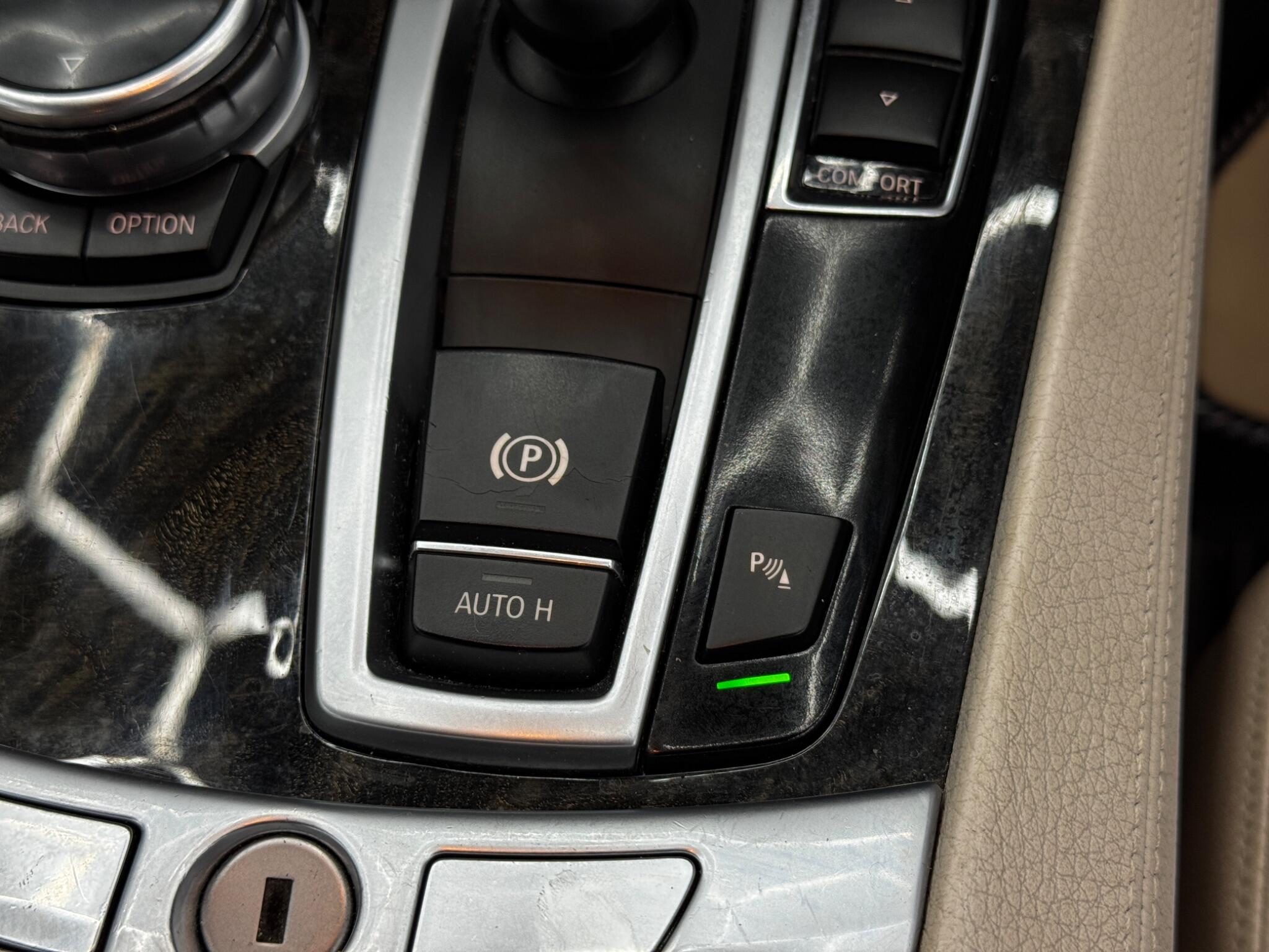 BMW 7 Series view 24