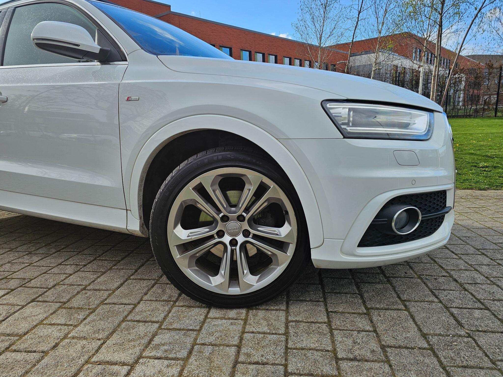 Audi Q3 view 12