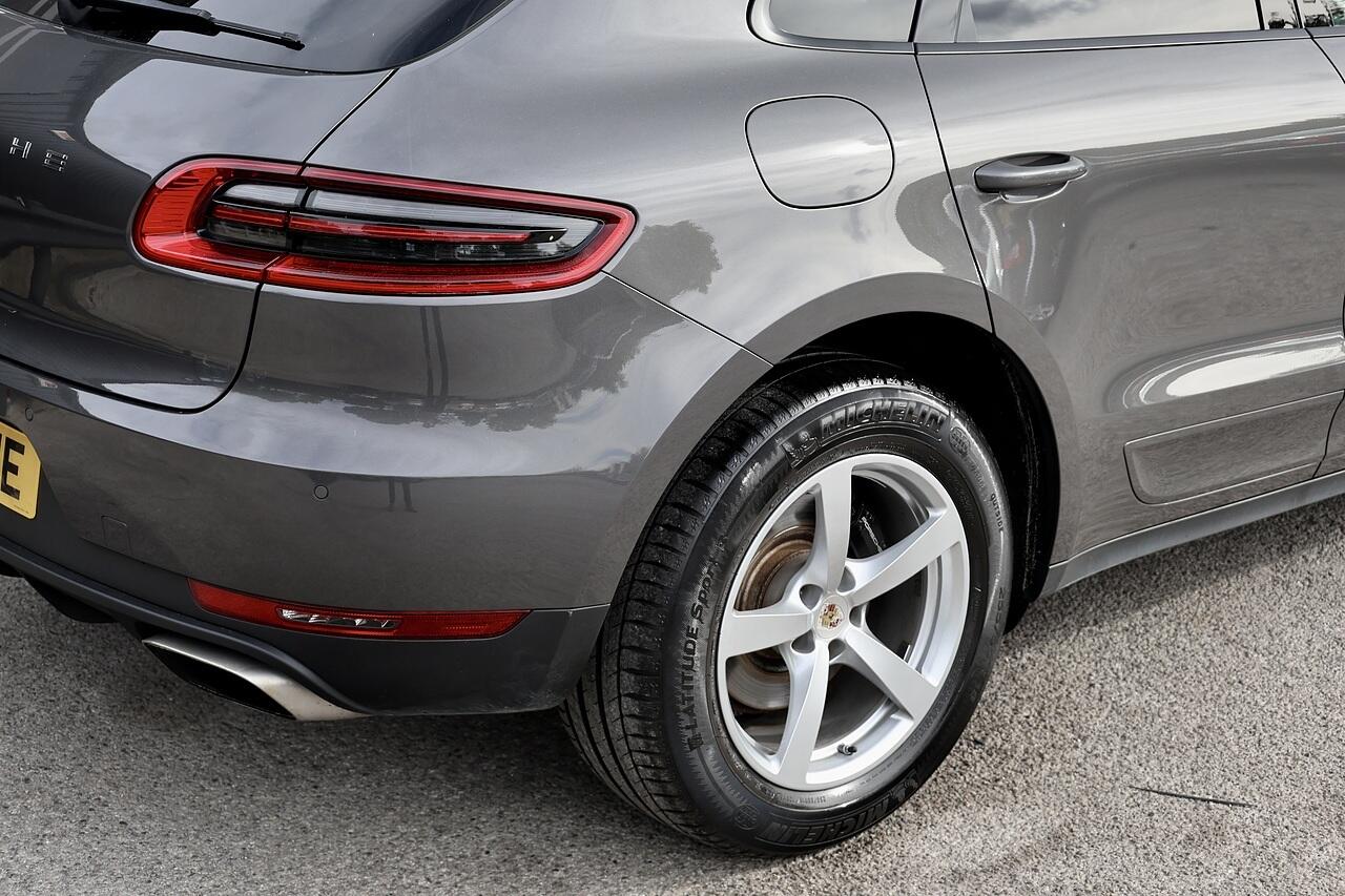 Porsche Macan view 25