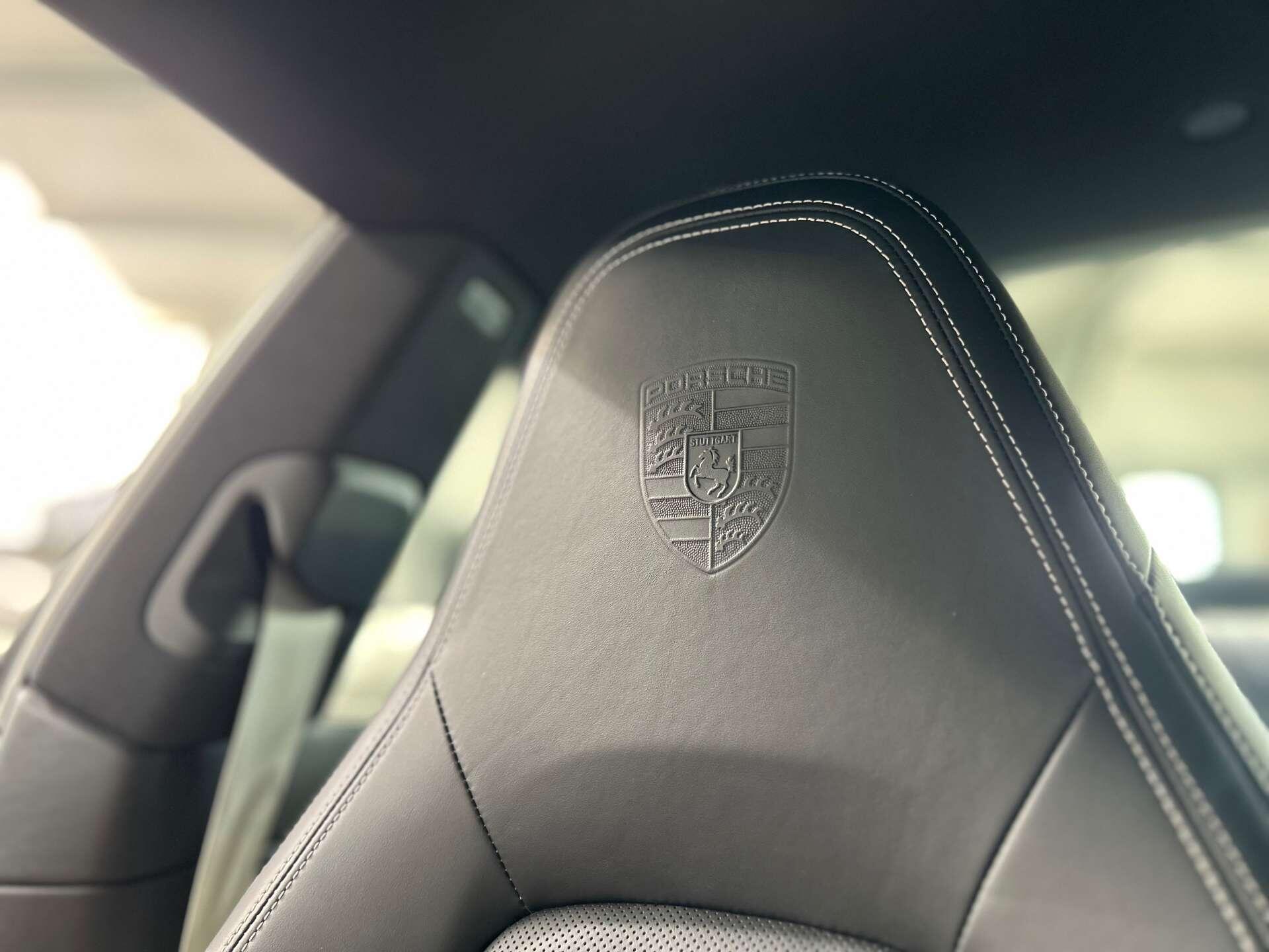 Porsche 911 view 33