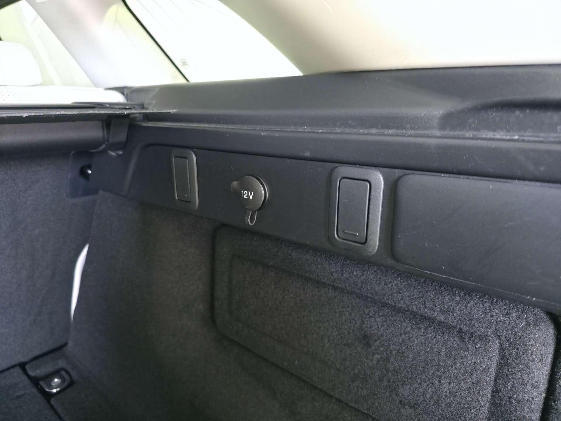 Land Rover Range Rover Velar view 16