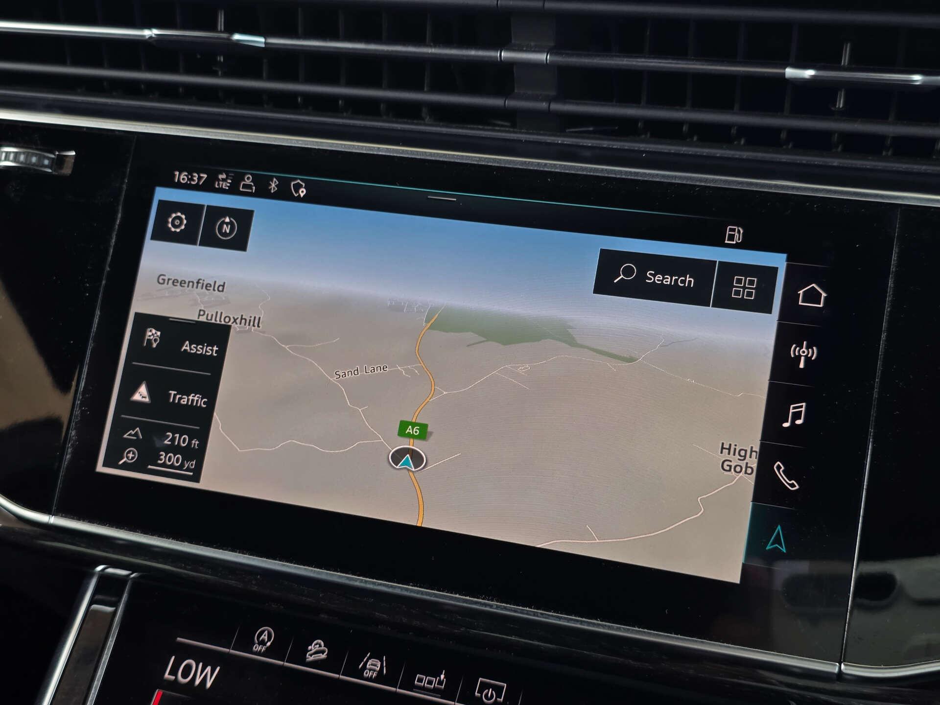 Audi Q8 view 28