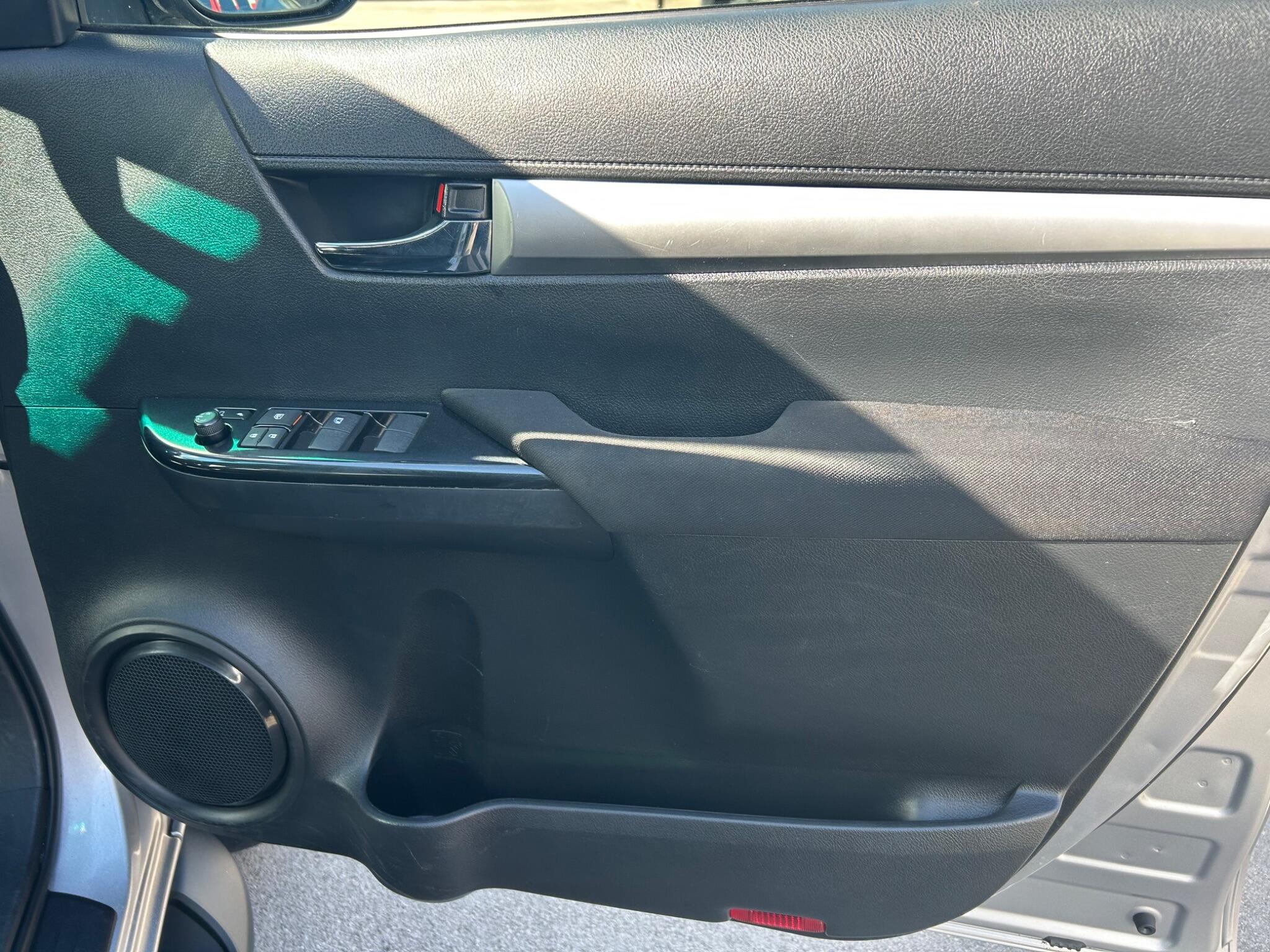 Toyota Hilux view 16