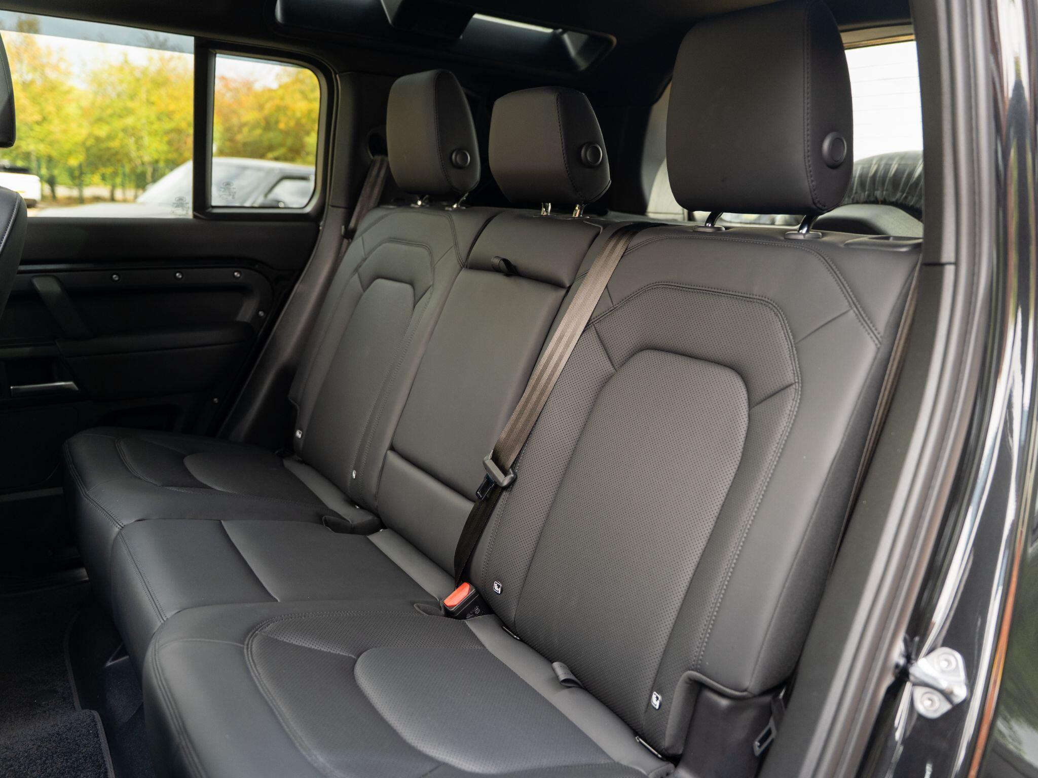 Land Rover Defender 110 view 49