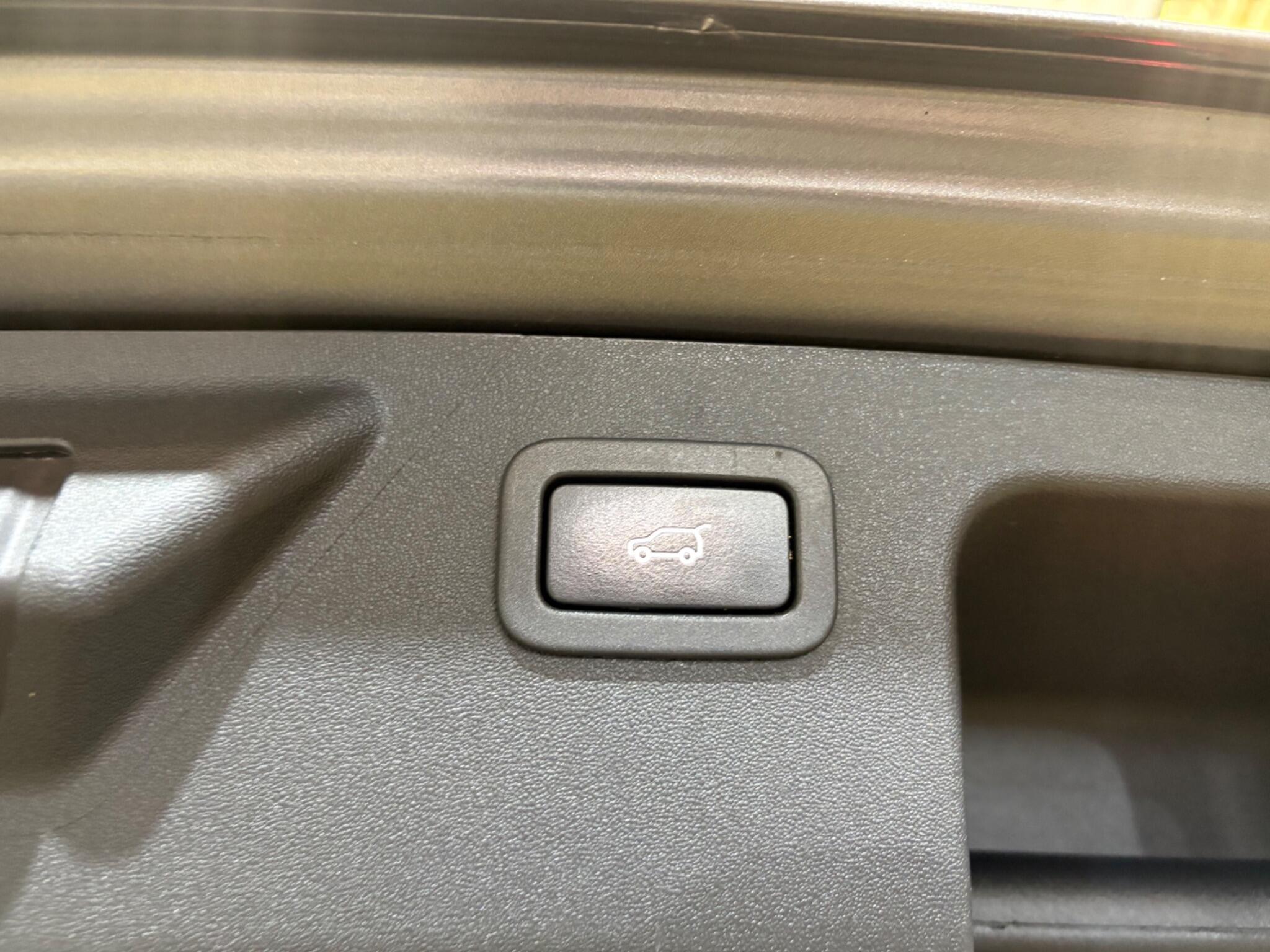 Land Rover Discovery Sport view 41