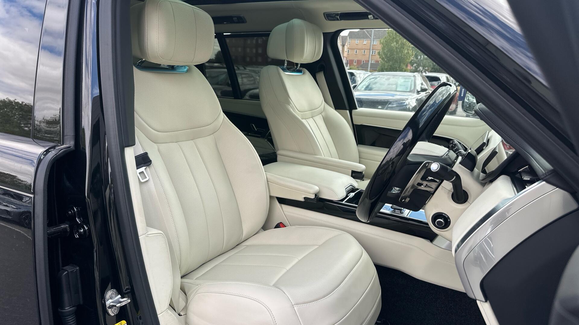 Land Rover Range Rover view 22