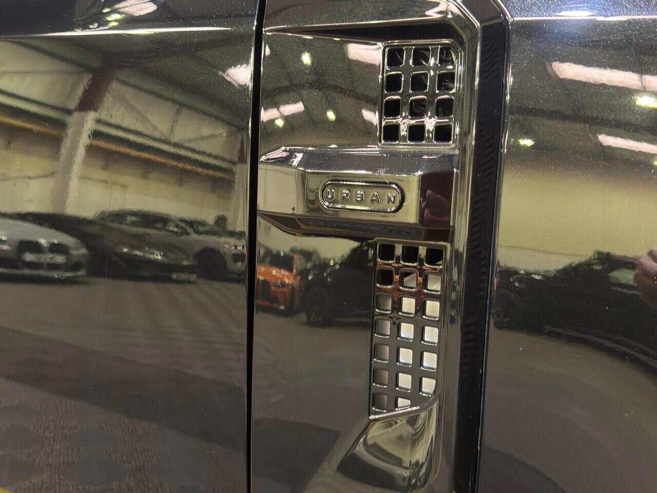 Land Rover Defender 110 view 8