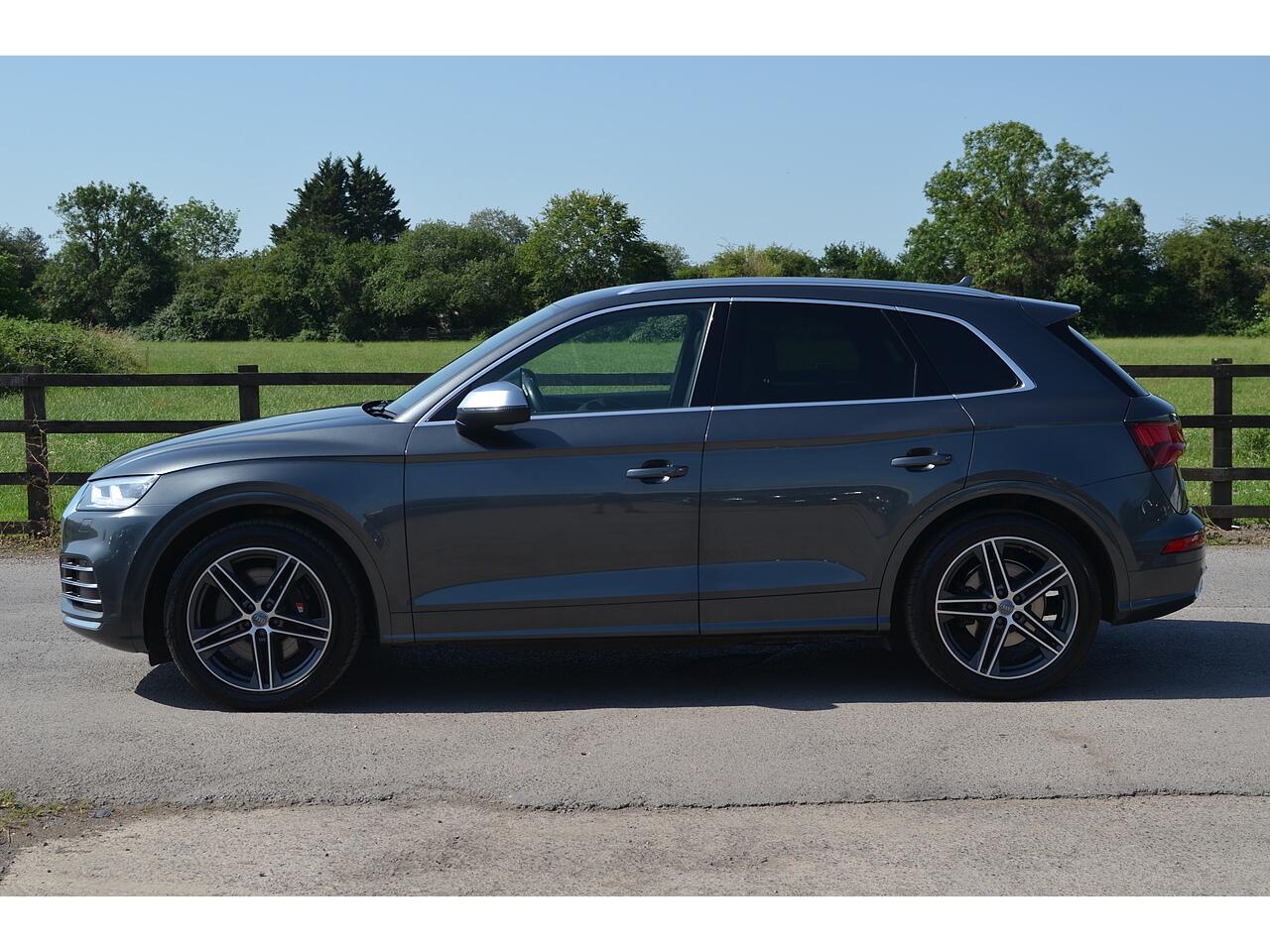 Audi SQ5 view 6