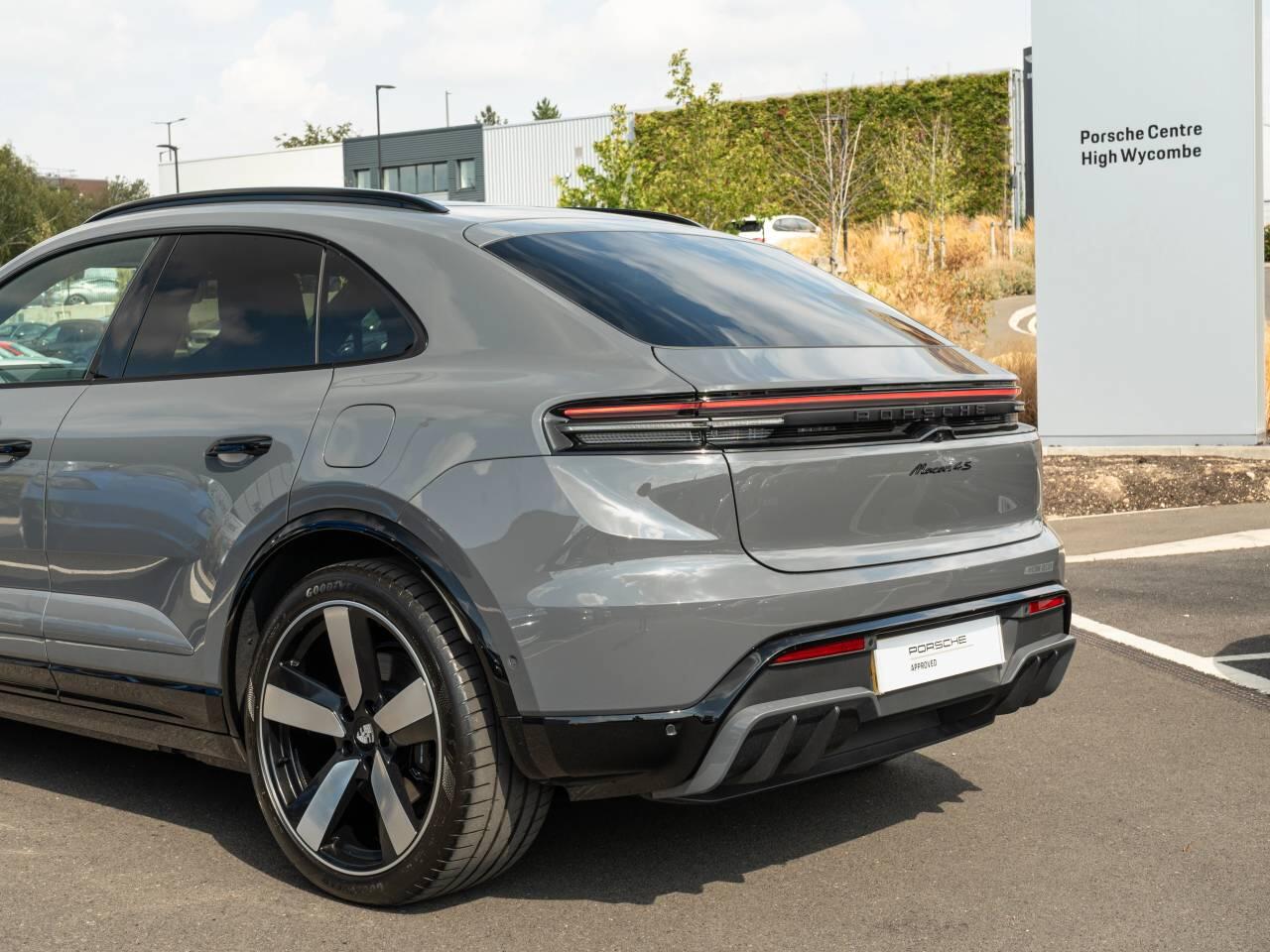 Porsche Macan view 7