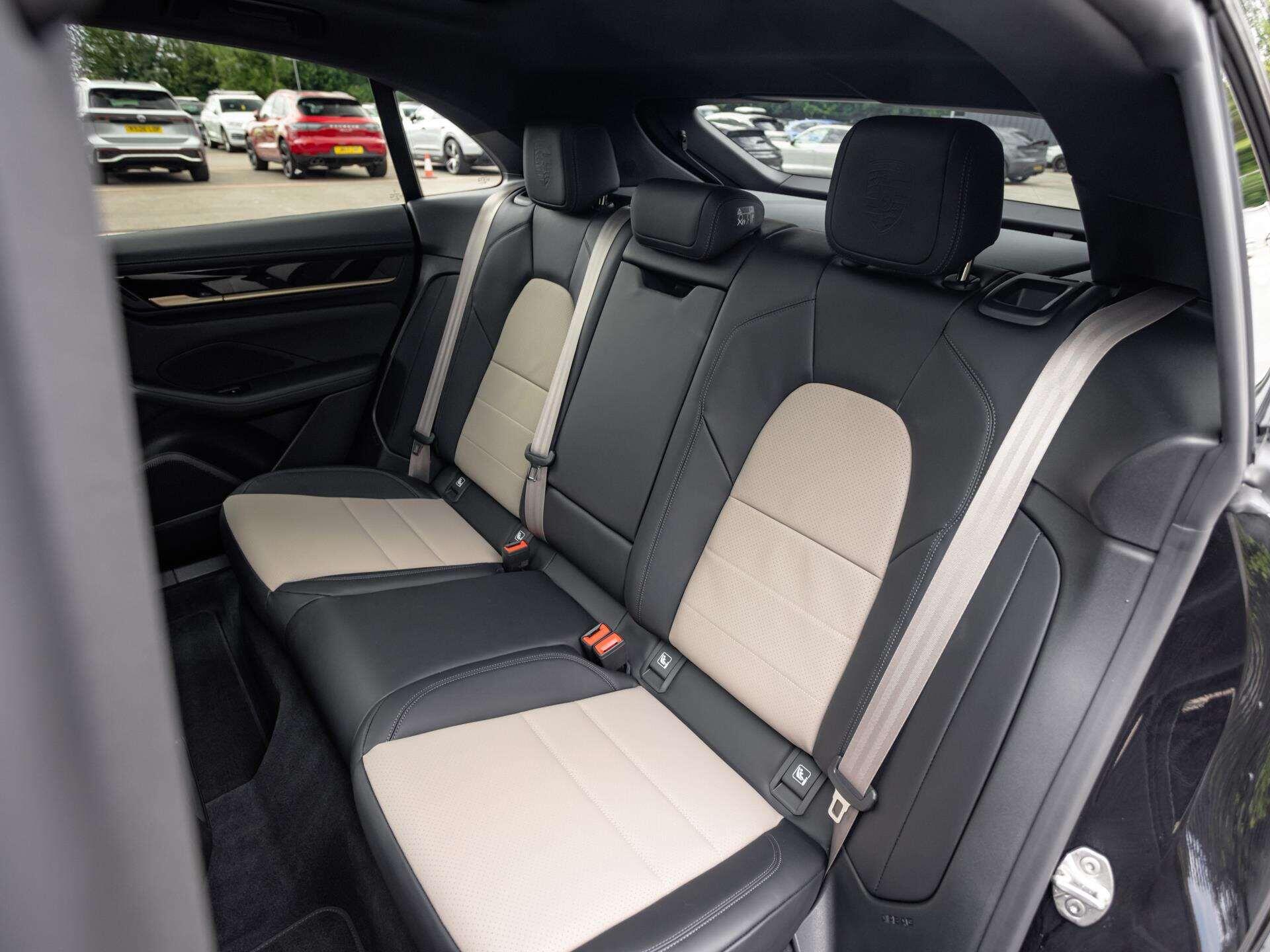 Porsche Macan view 16