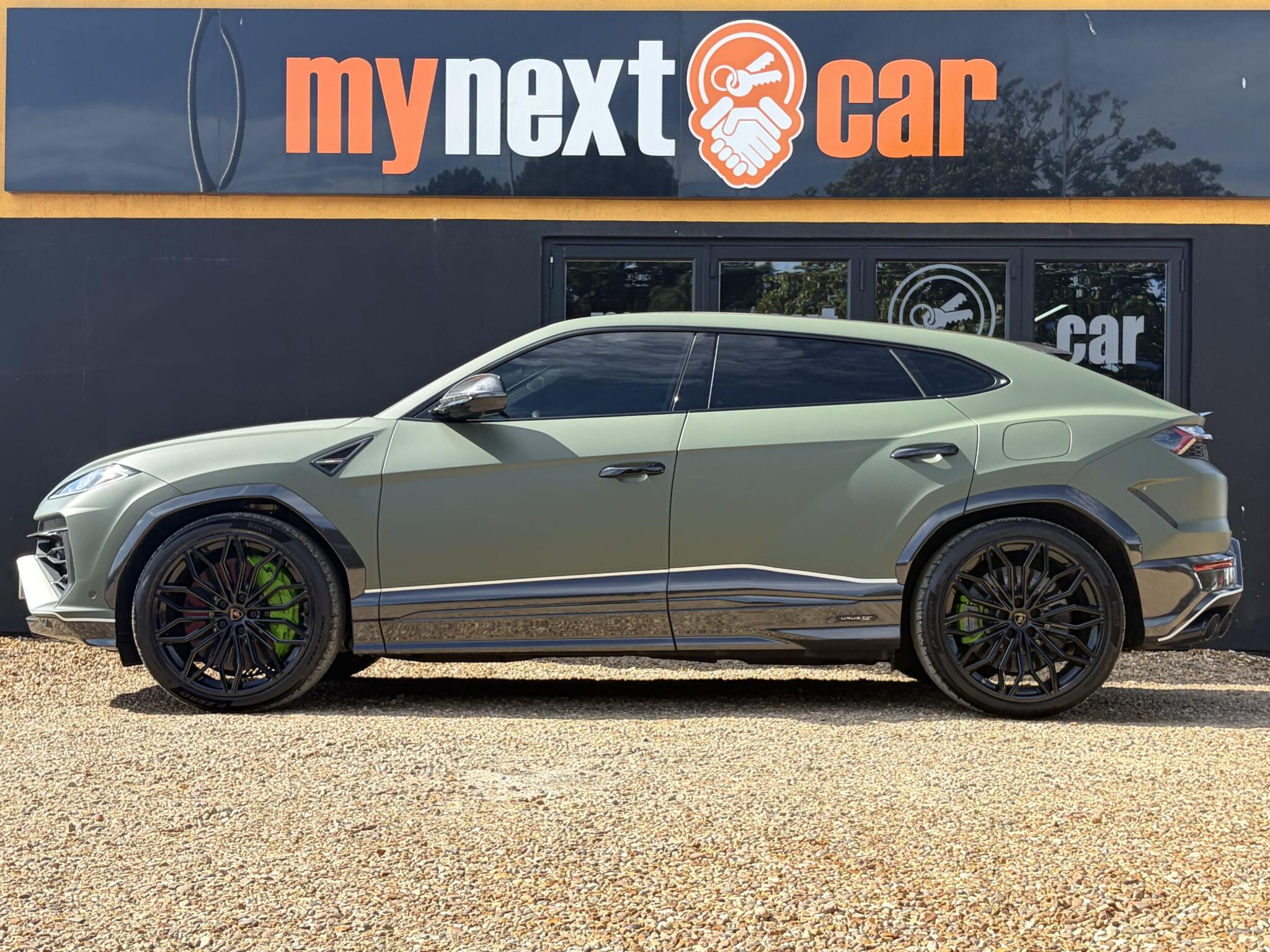 Lamborghini Urus view 7