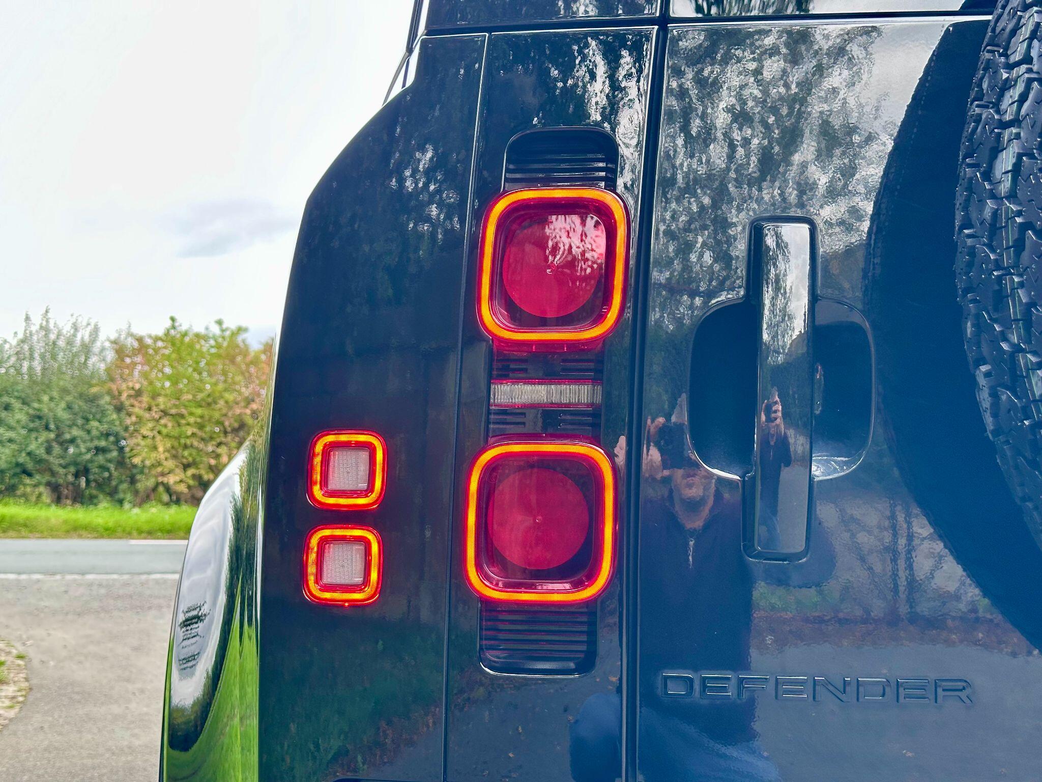 Land Rover Defender 90 view 35