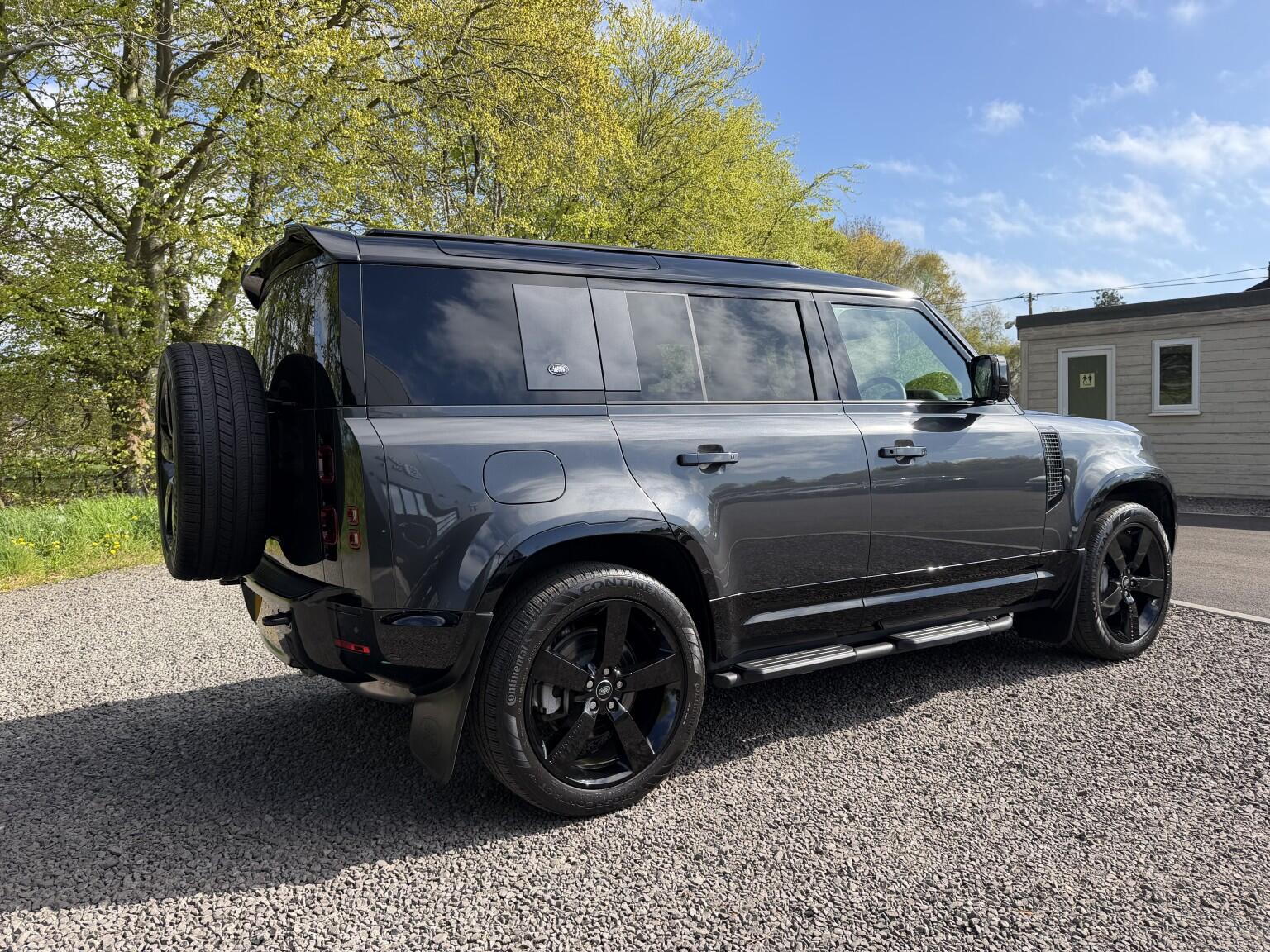 Land Rover Defender 110 view 38