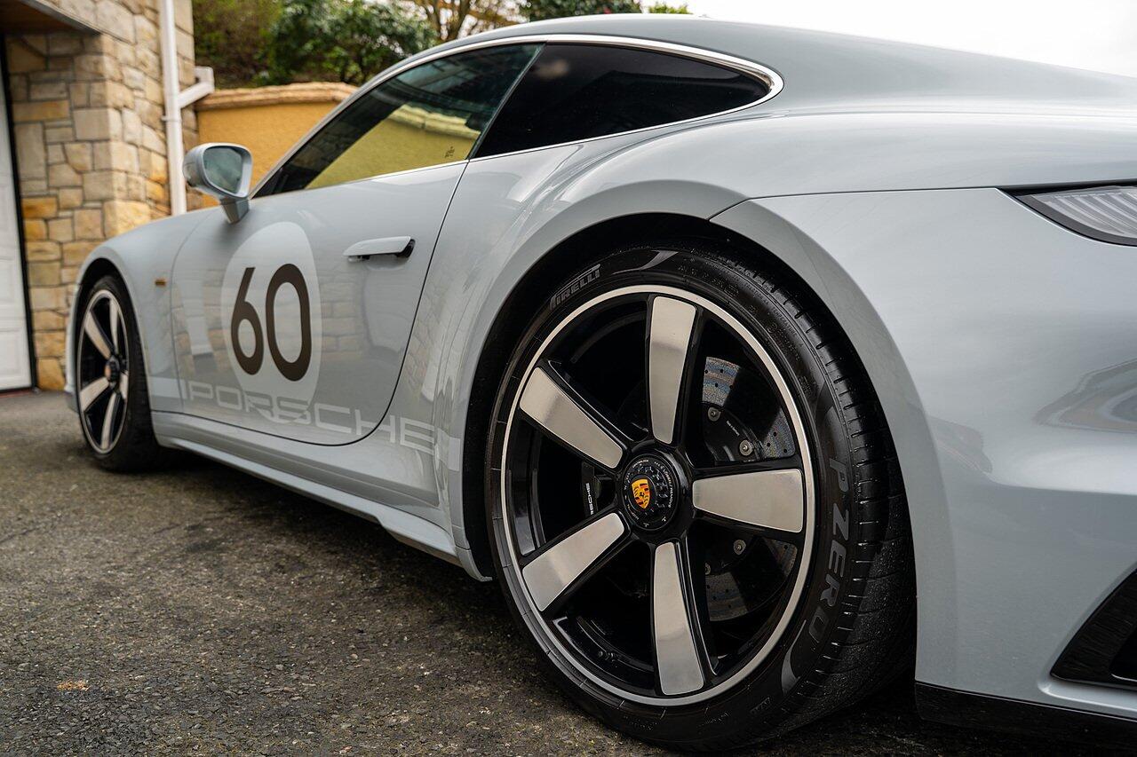 Porsche 911 view 14
