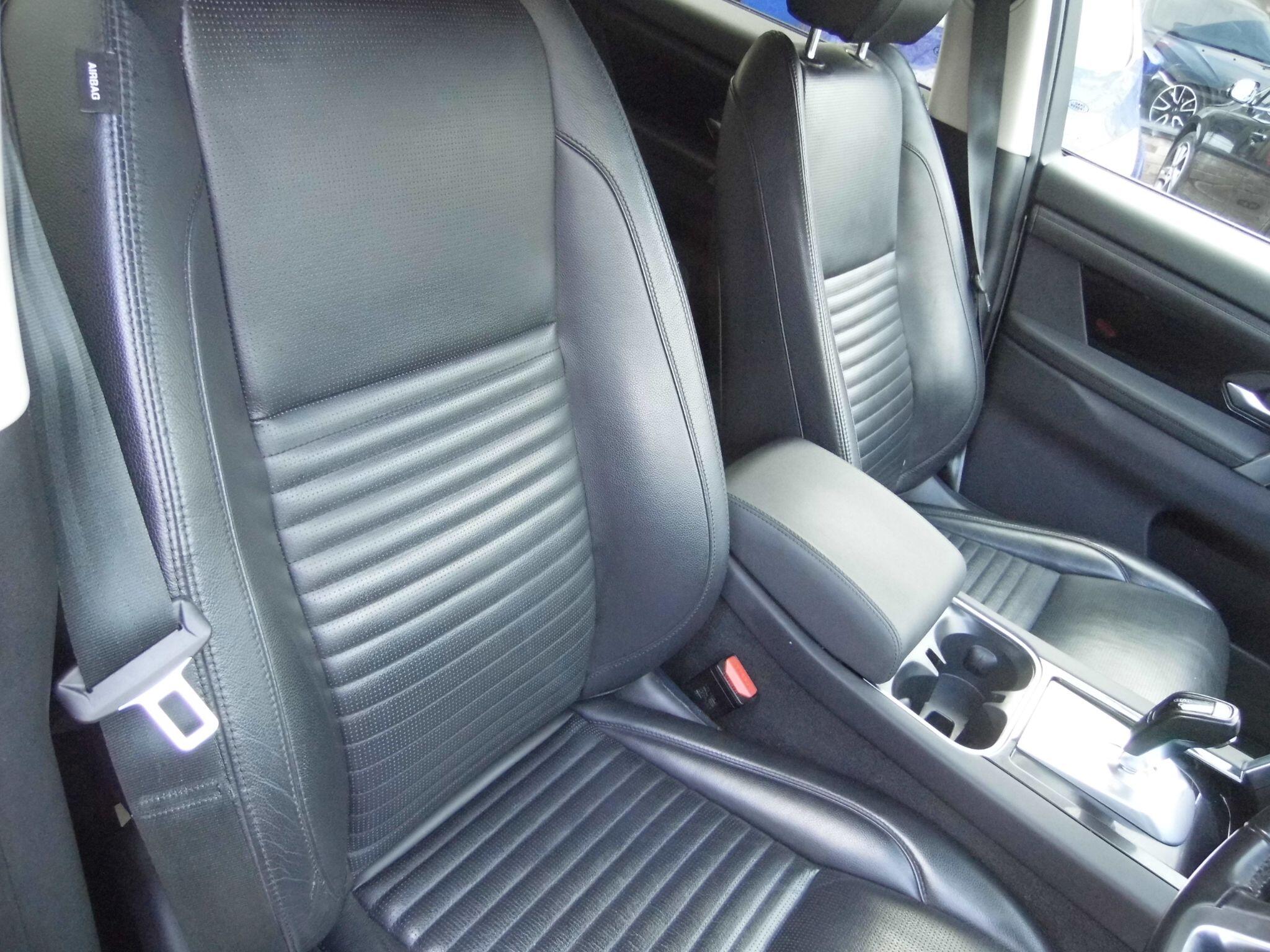 Land Rover Discovery Sport view 11