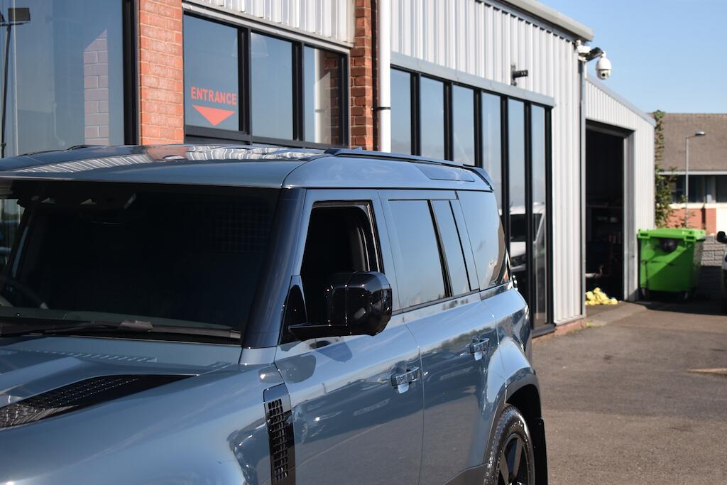 Land Rover Defender view 24