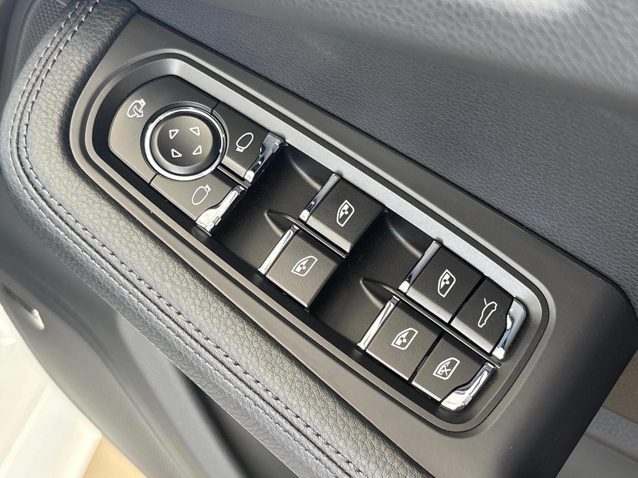 Porsche Macan view 35