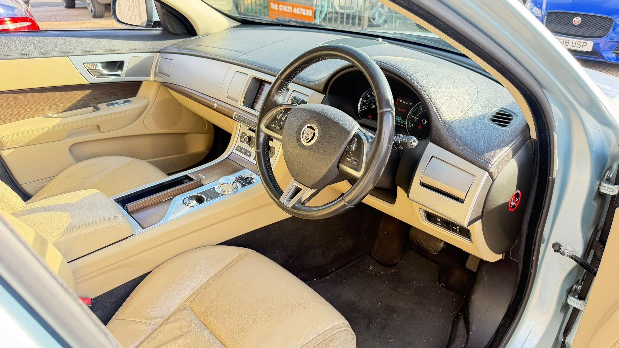 Jaguar XF view 11