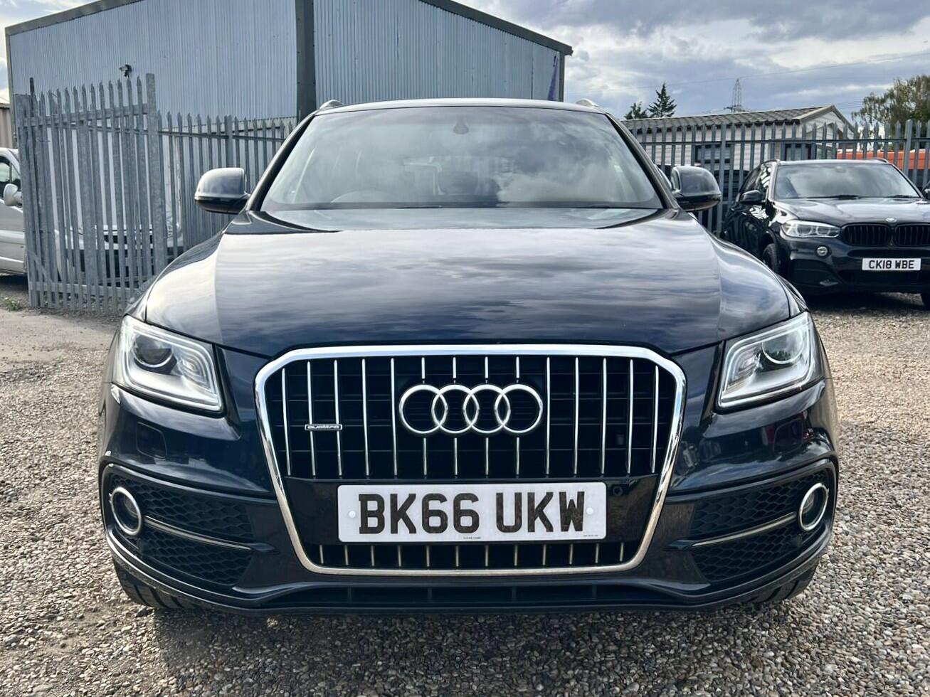 Audi Q5 view 12
