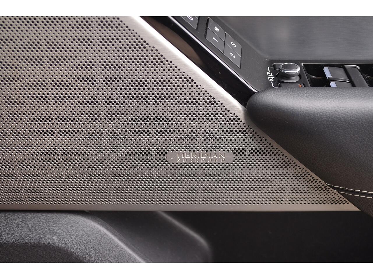 Land Rover Range Rover Velar view 30