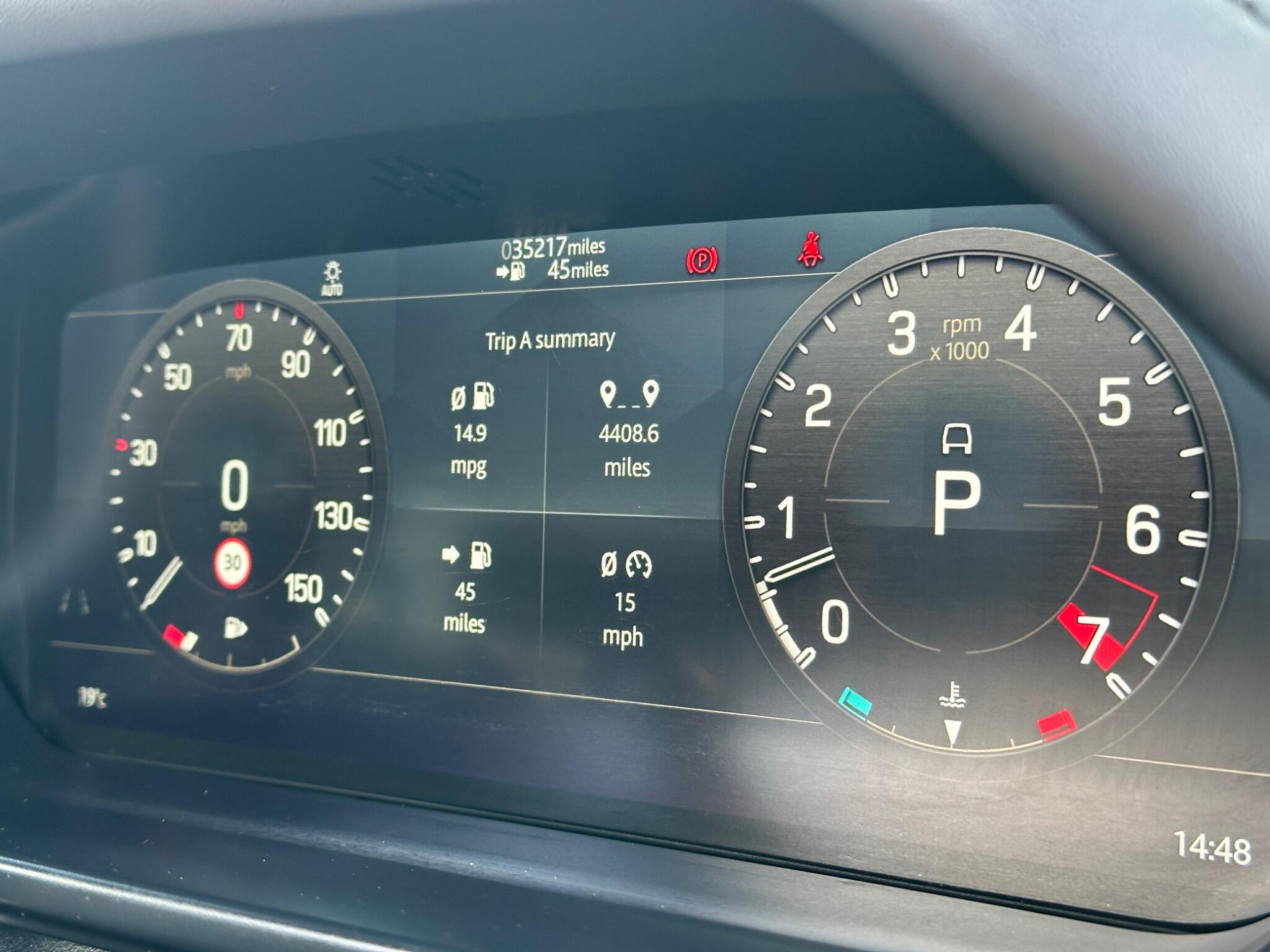 Land Rover Defender 110 view 32