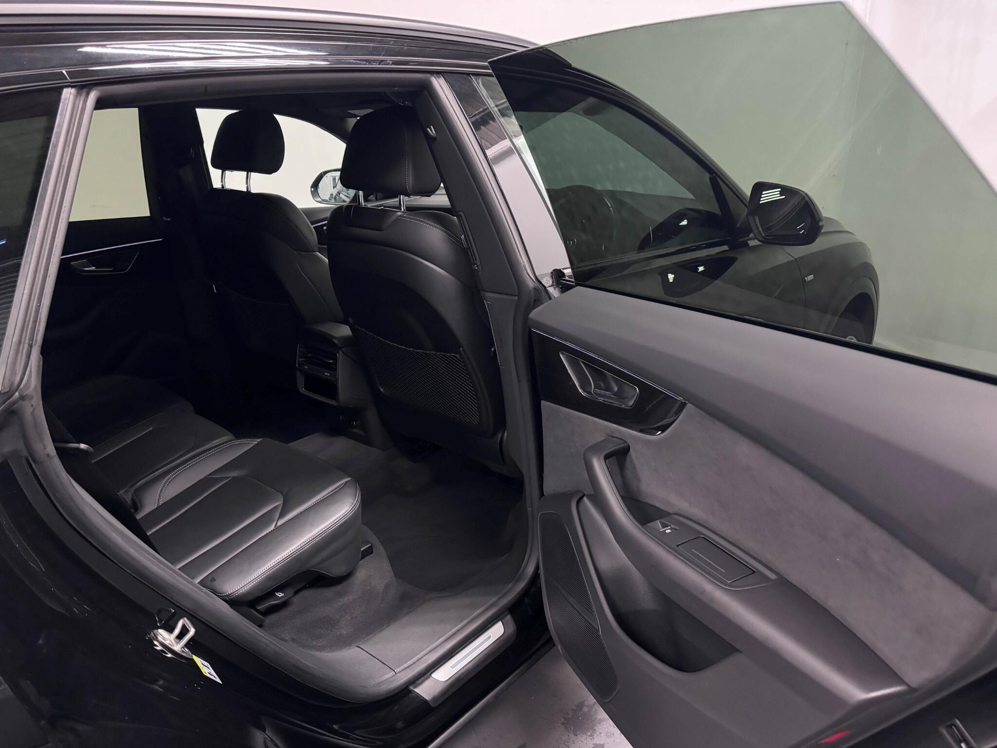 Audi Q8 view 28
