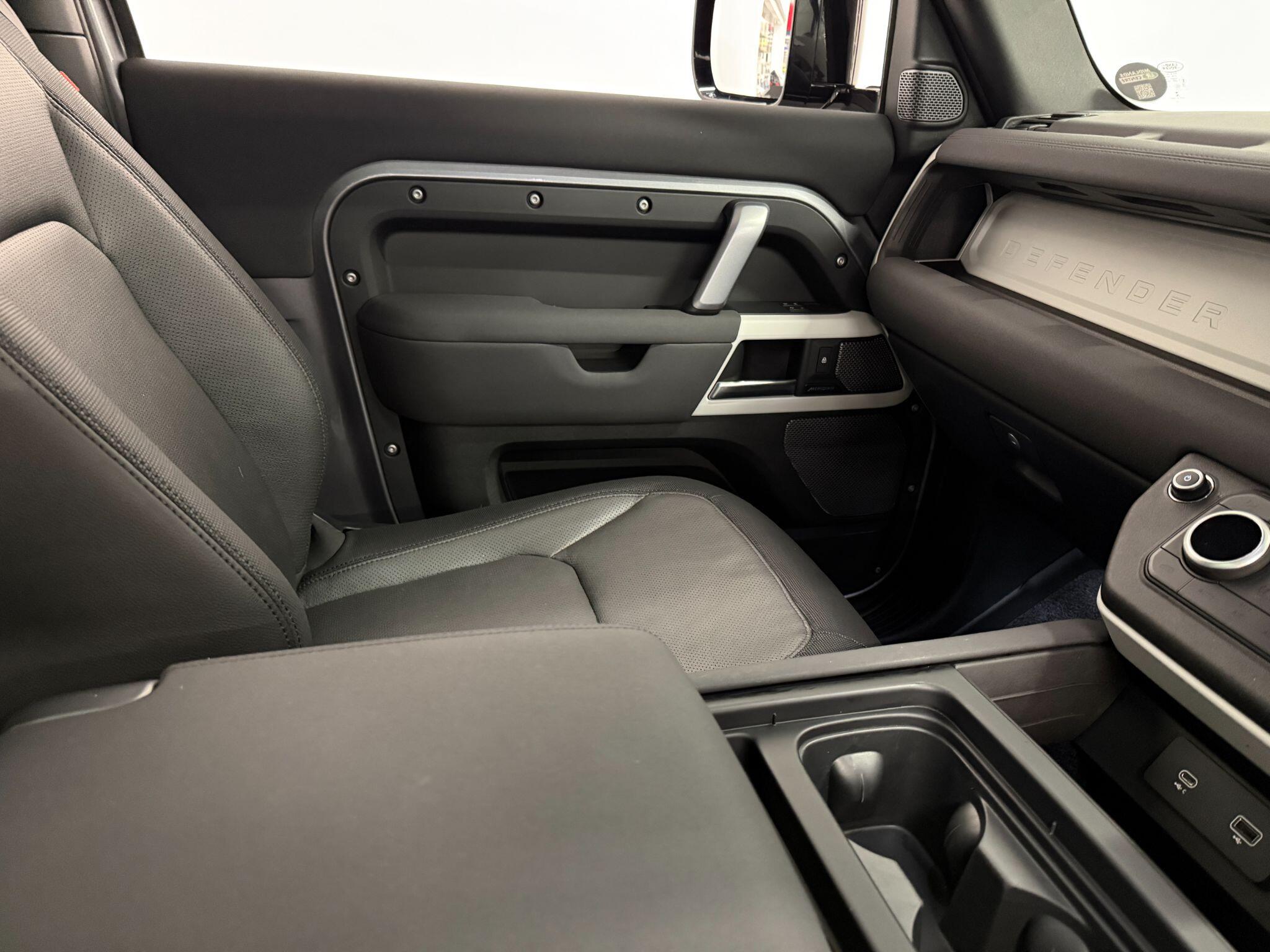 Land Rover Defender 90 view 18