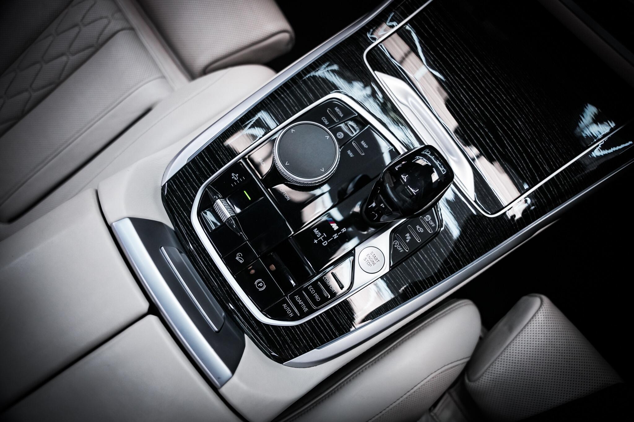 BMW X7 view 5