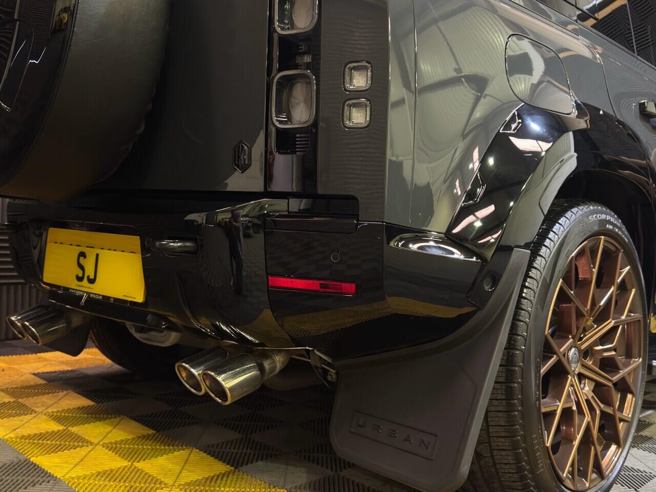 Land Rover Defender 110 view 9