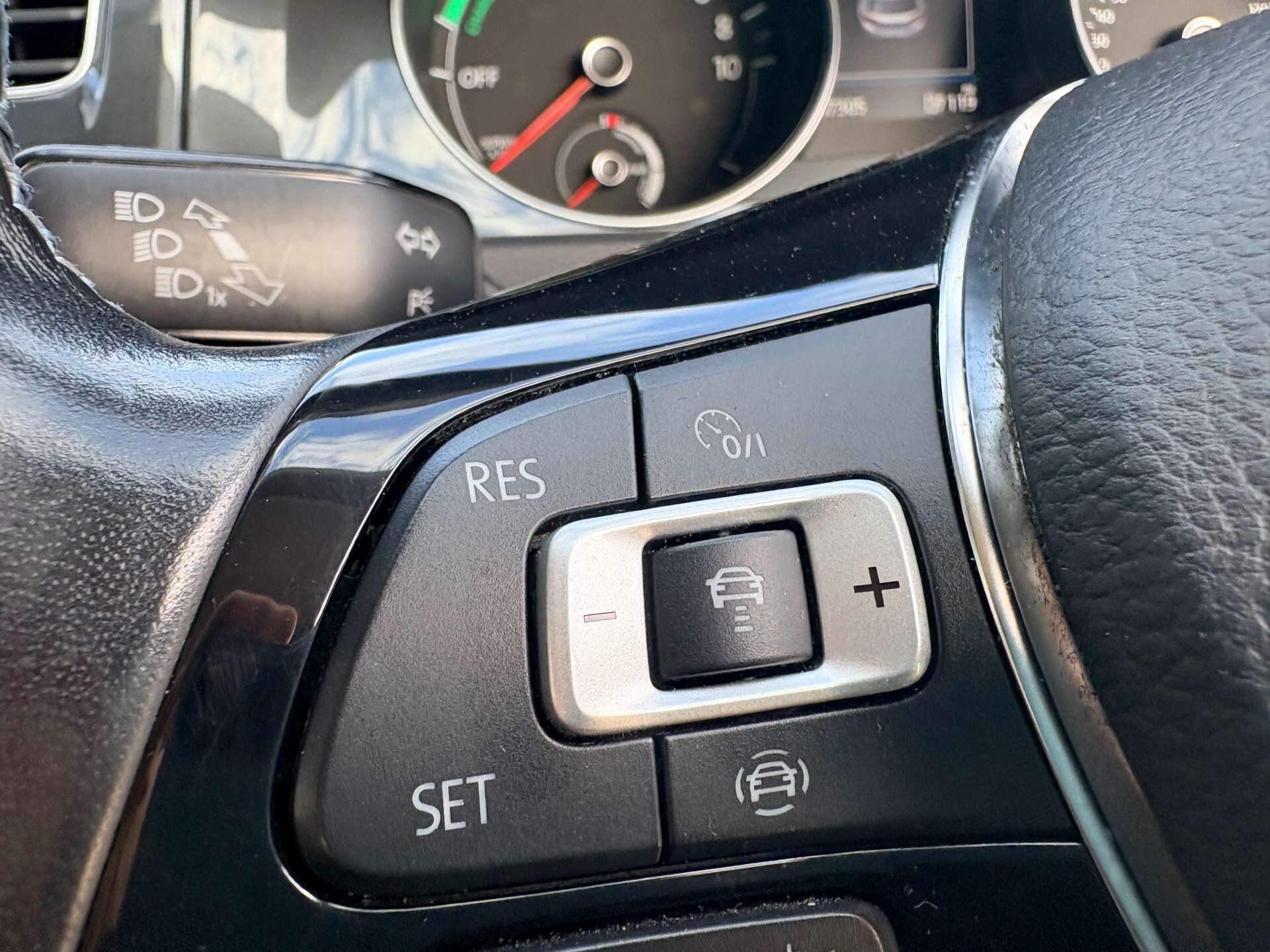Volkswagen e-Golf view 14