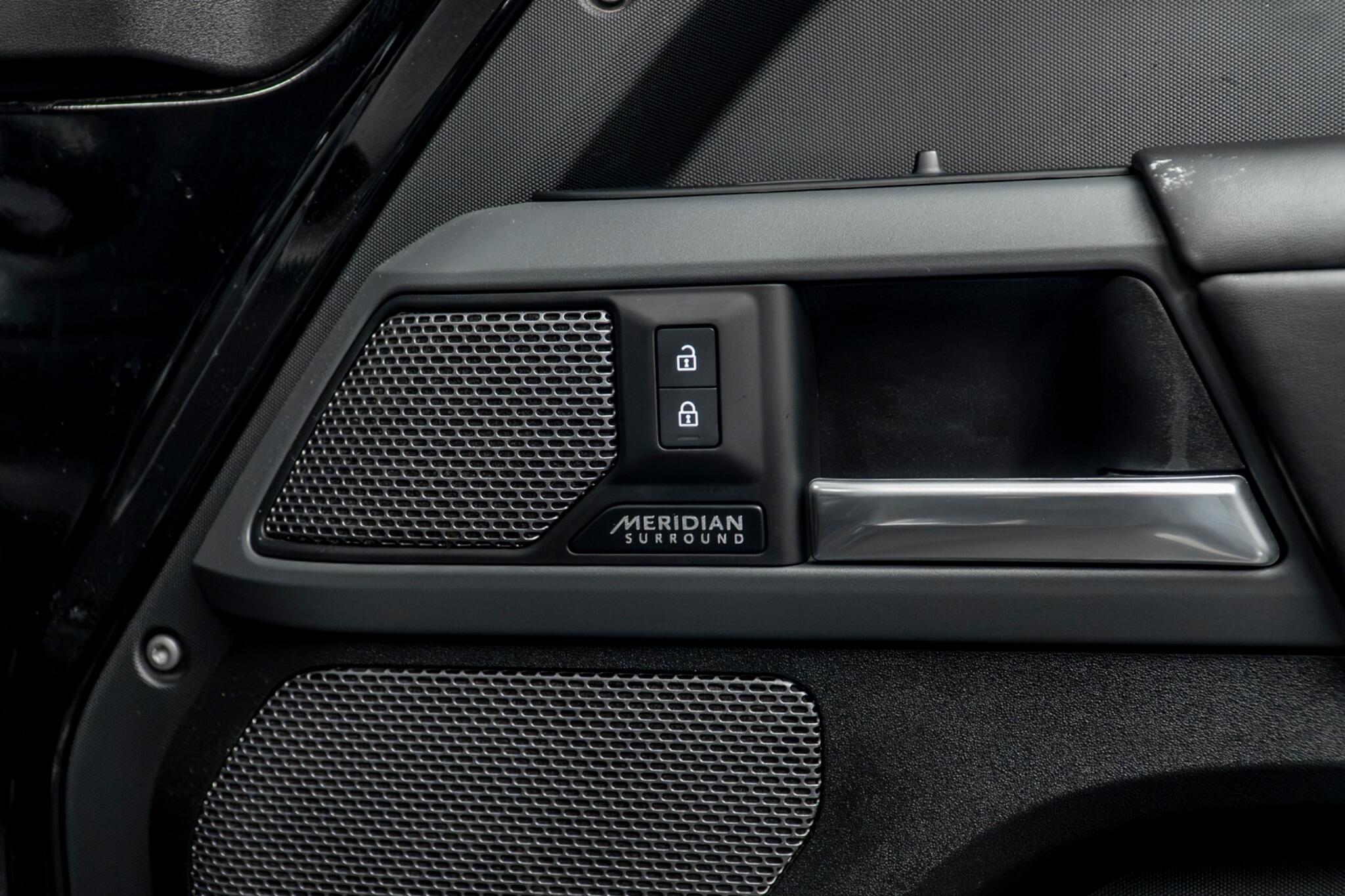 Land Rover Defender 110 view 42