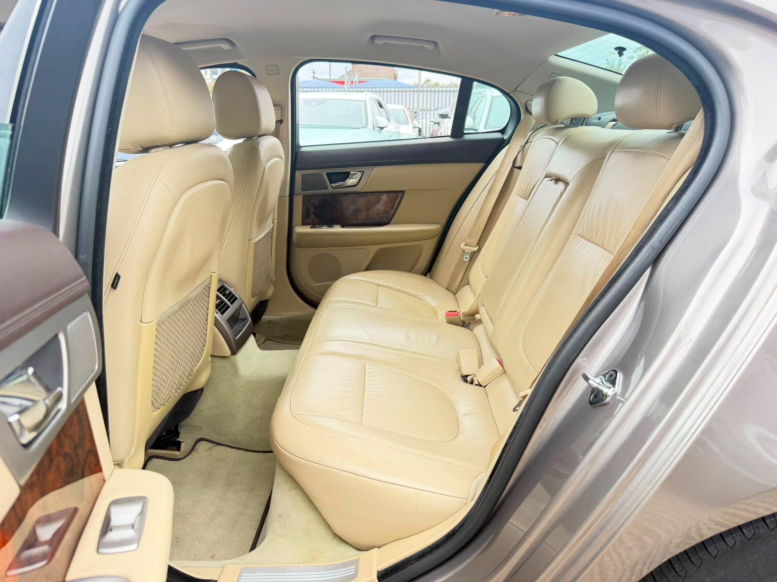 Jaguar XF view 13