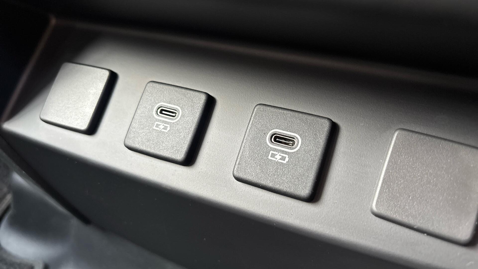 Land Rover Defender view 40
