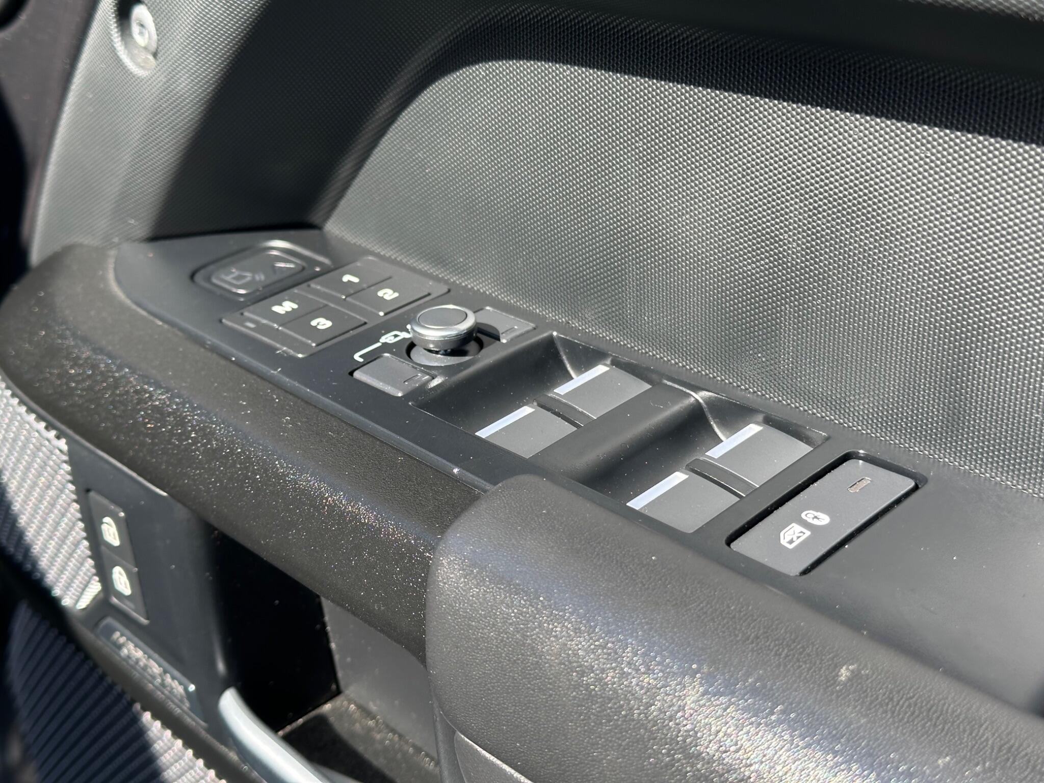 Land Rover Defender 110 view 15