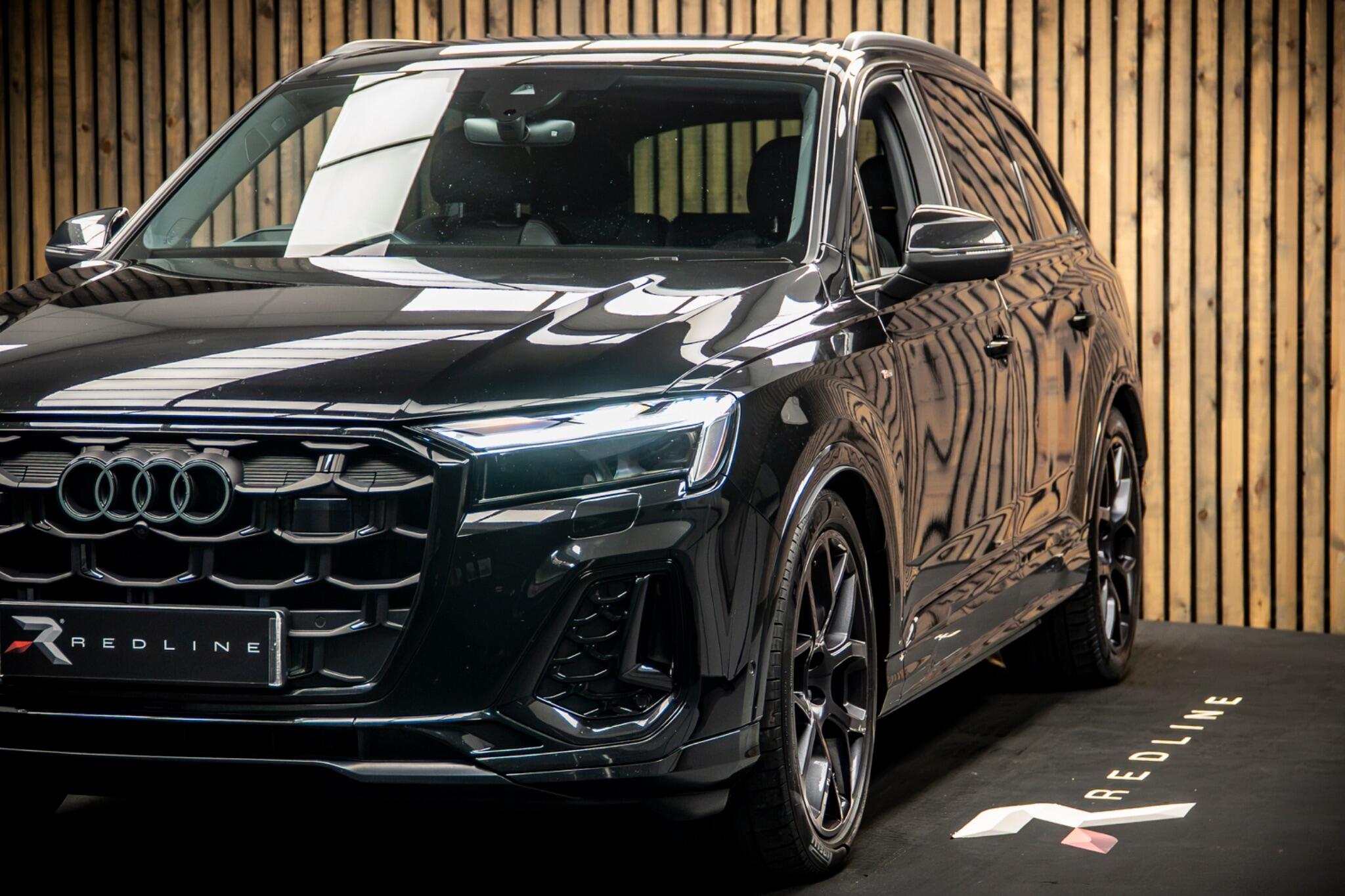 Audi Q7 view 12