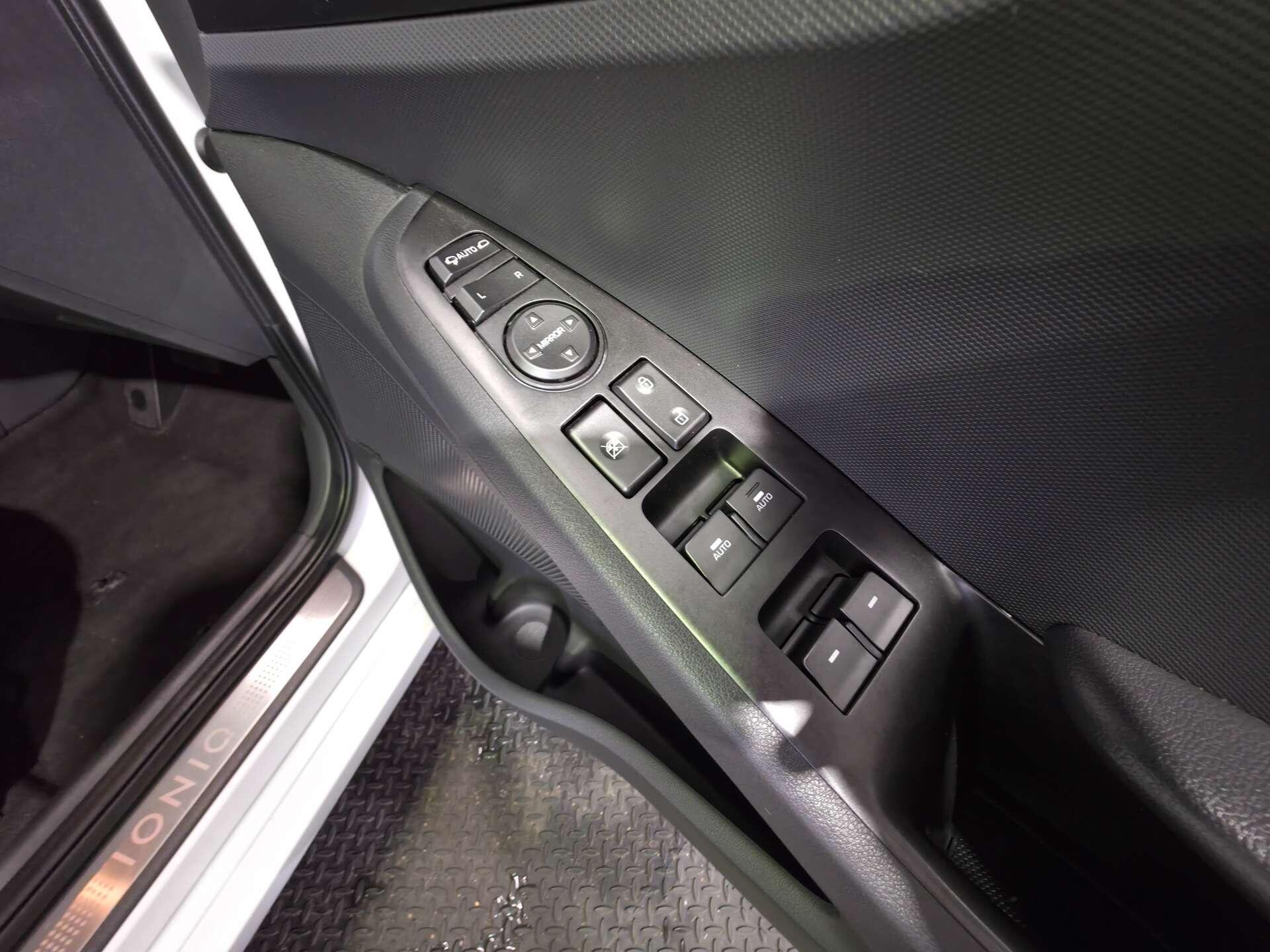 Hyundai Ioniq view 25