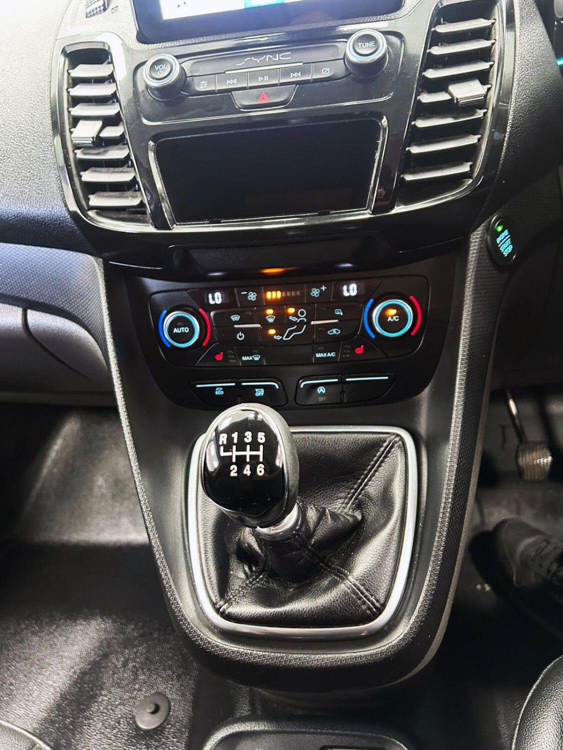 Ford Transit Connect view 20