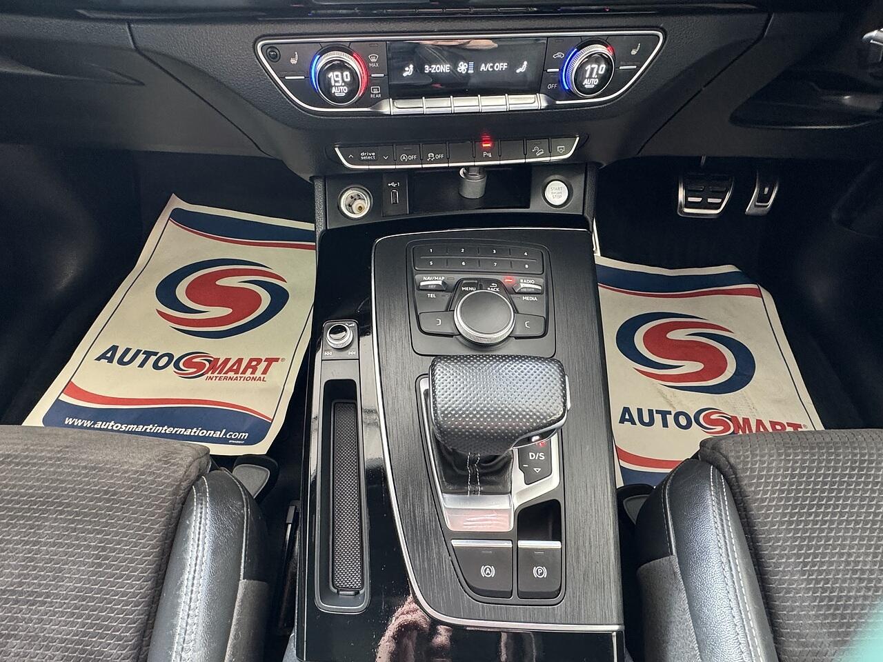 Audi Q5 view 16