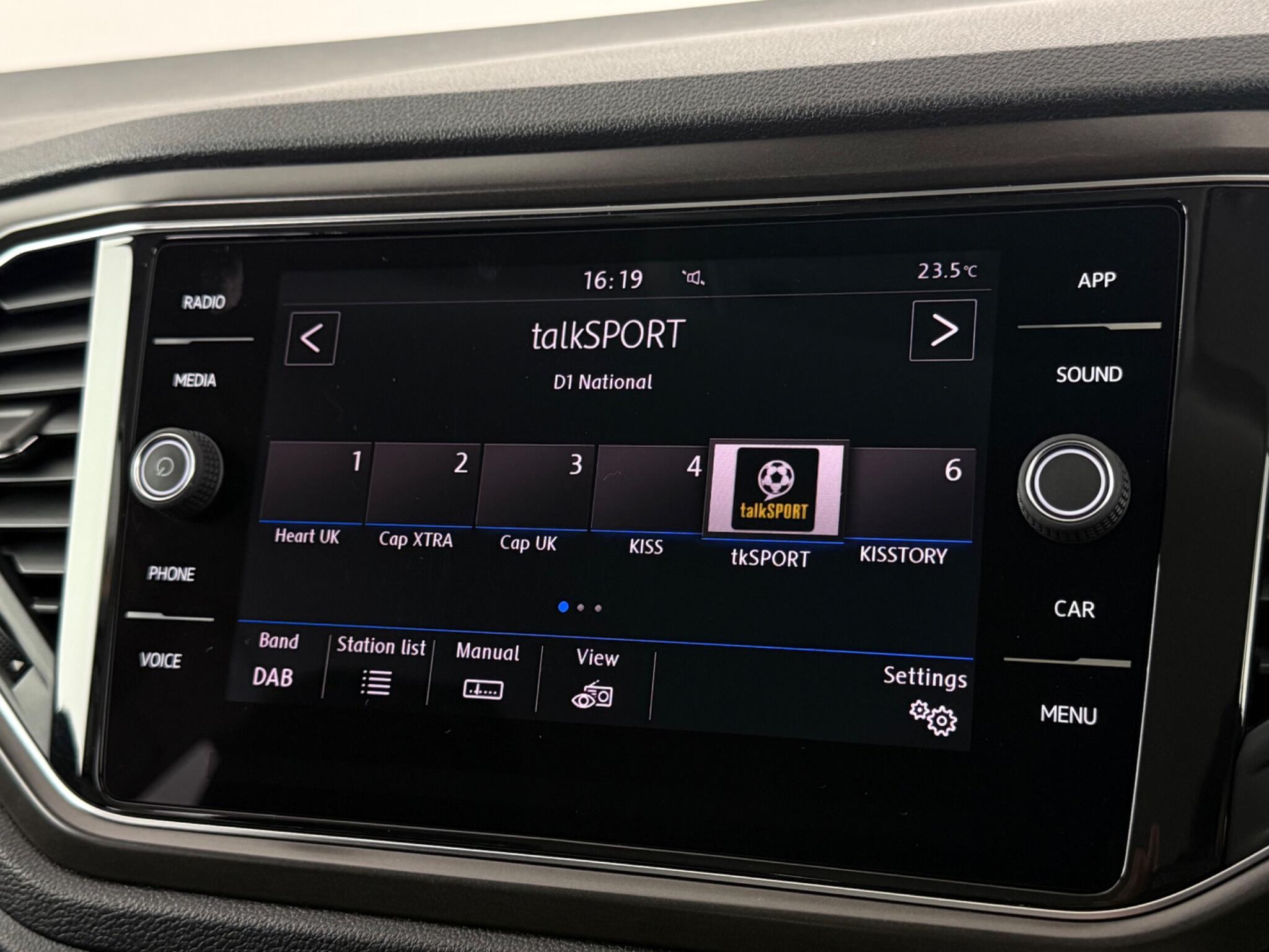 Volkswagen T-Roc view 18