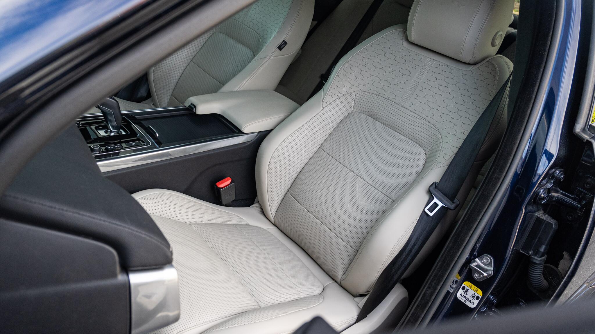 Jaguar Xe view 70