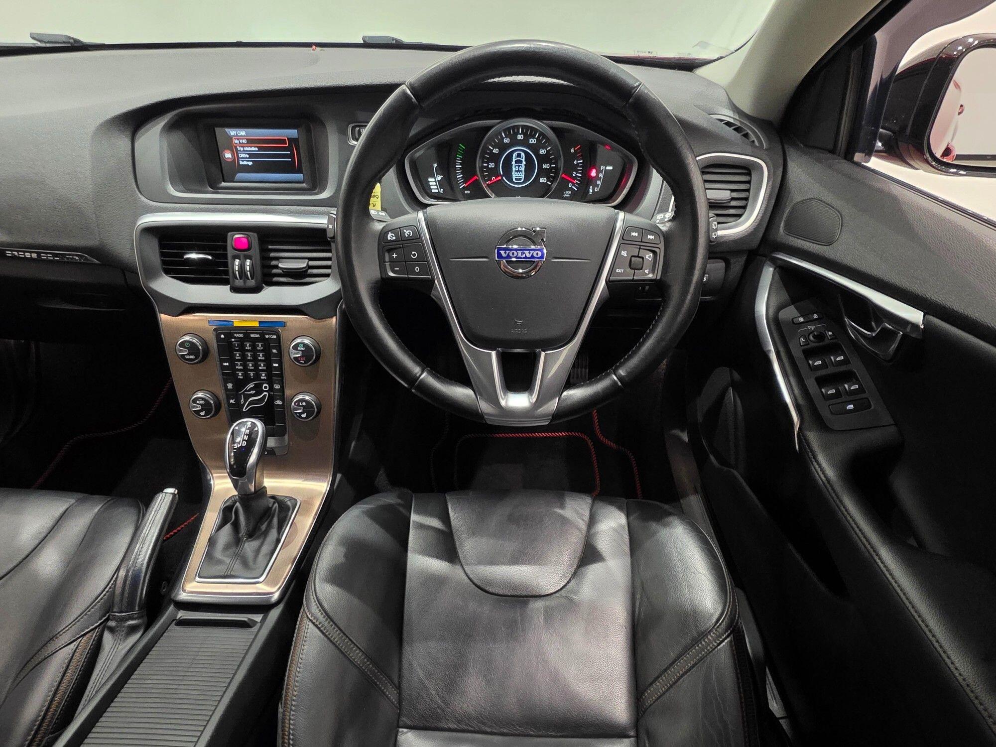Volvo V40 Cross Country view 11