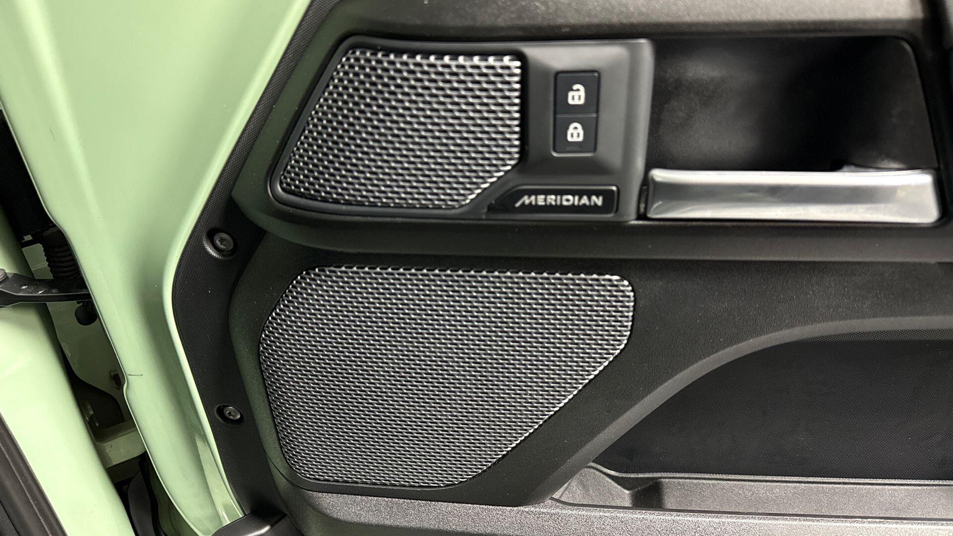 Land Rover Defender view 25