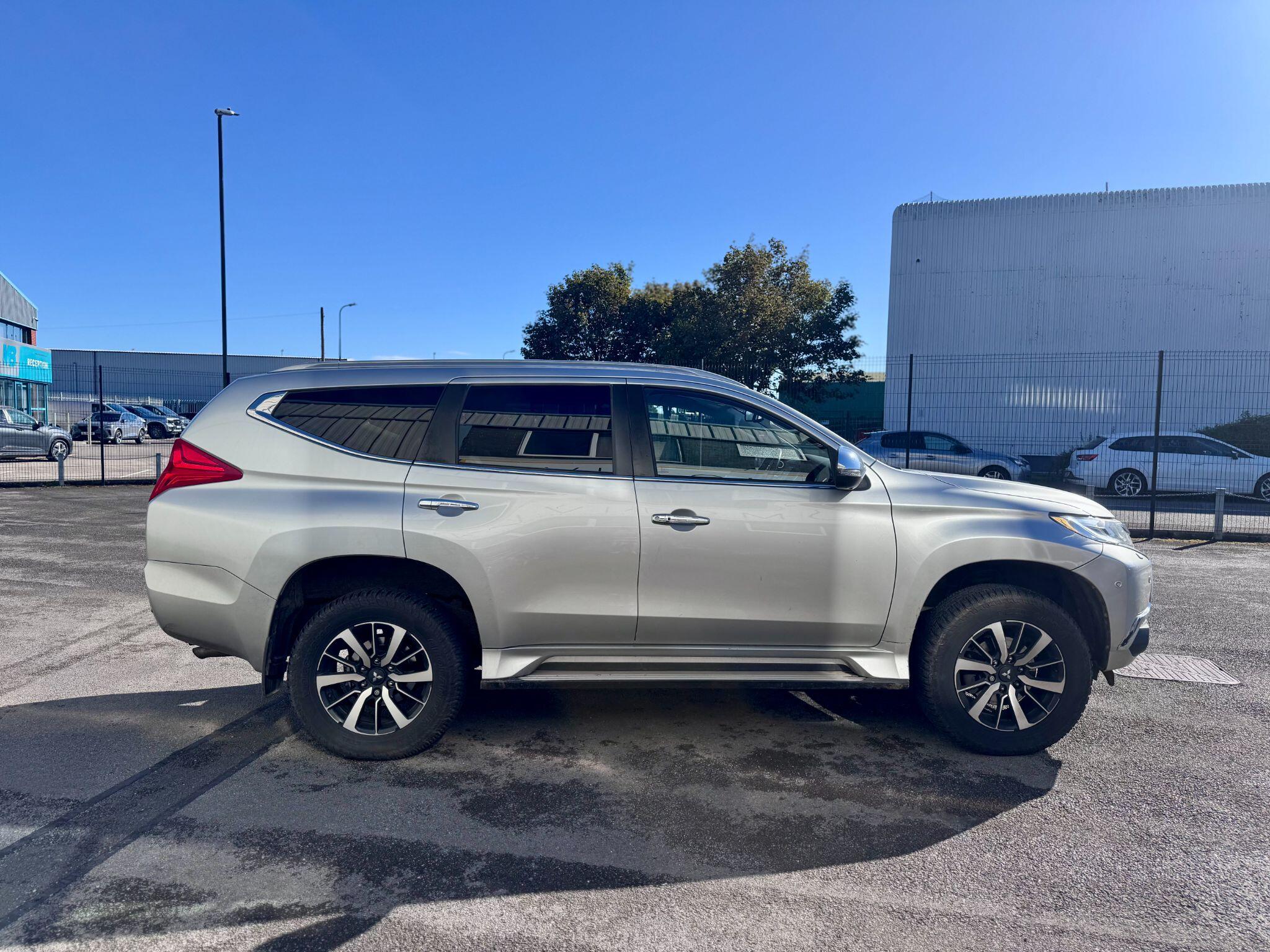 Mitsubishi Shogun Sport view 9