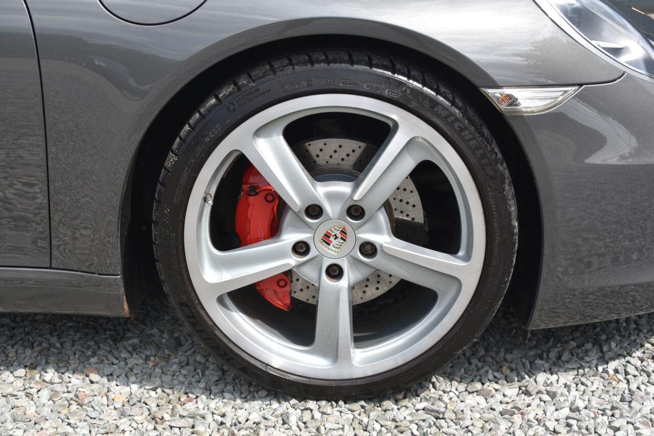 Porsche 911 view 7